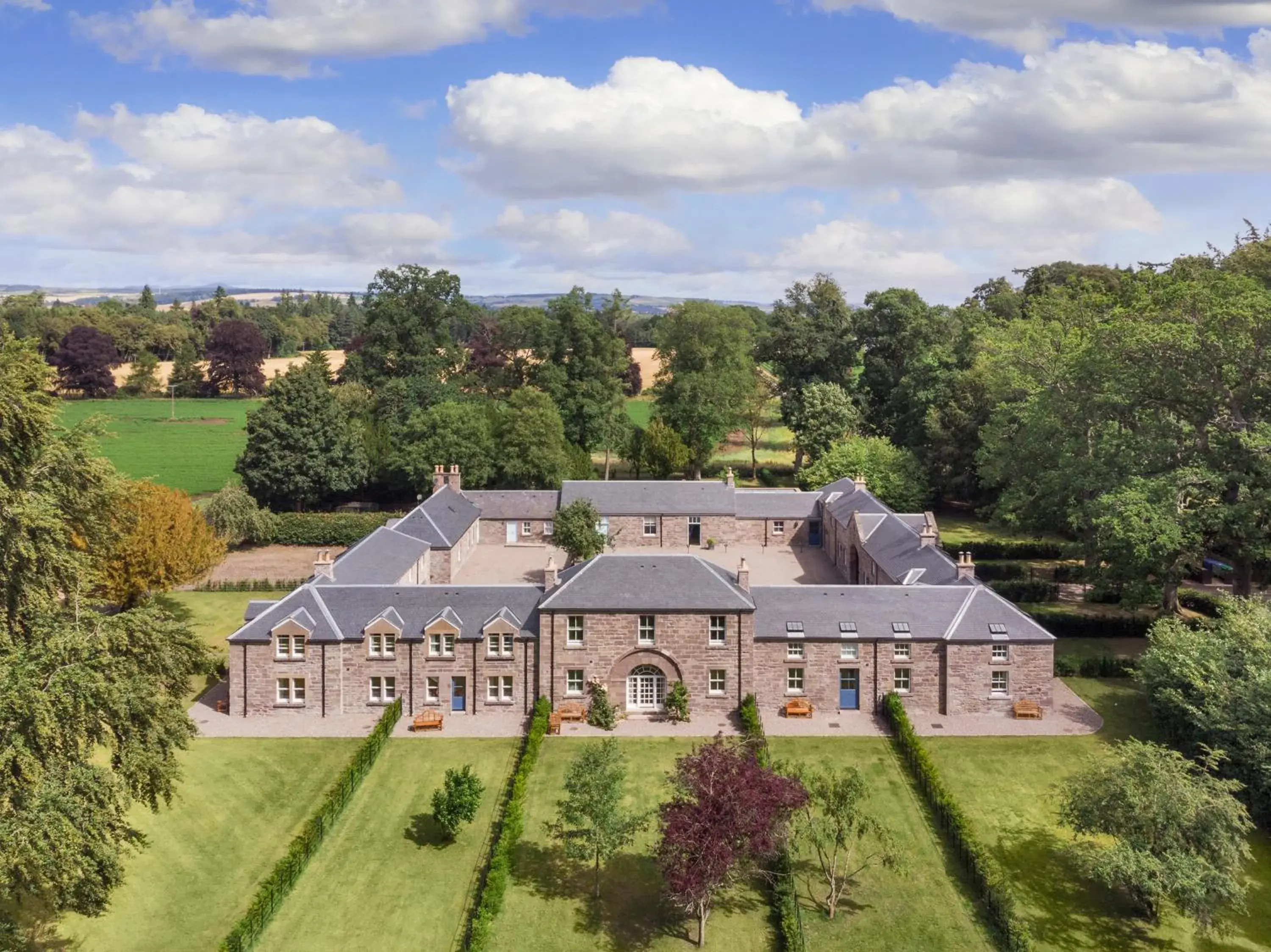 Property building in Meikleour Arms Hotel & Restaurant Property building in Meikleour Arms Hotel & Restaurant