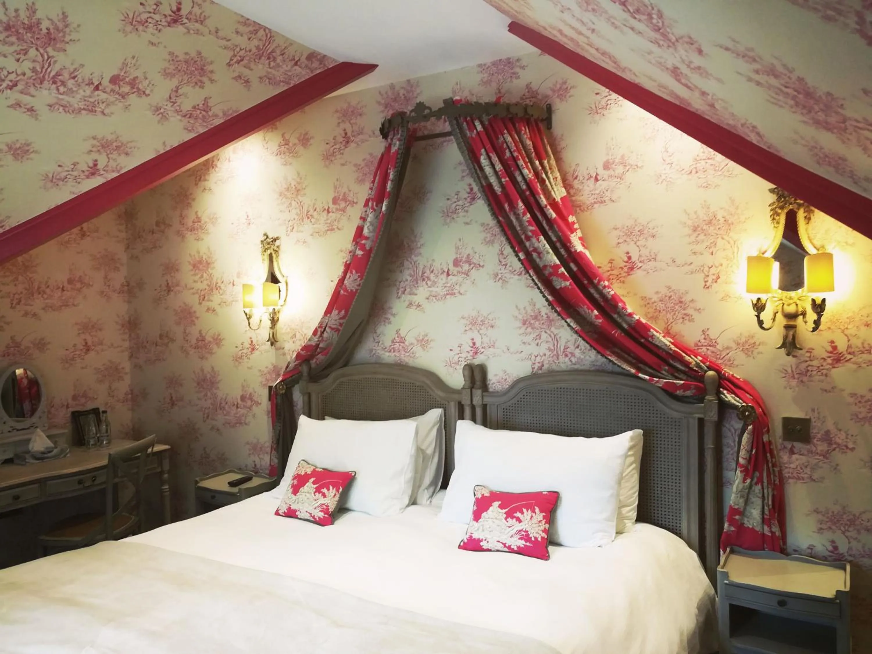 Bed in Meikleour Arms Hotel & Restaurant