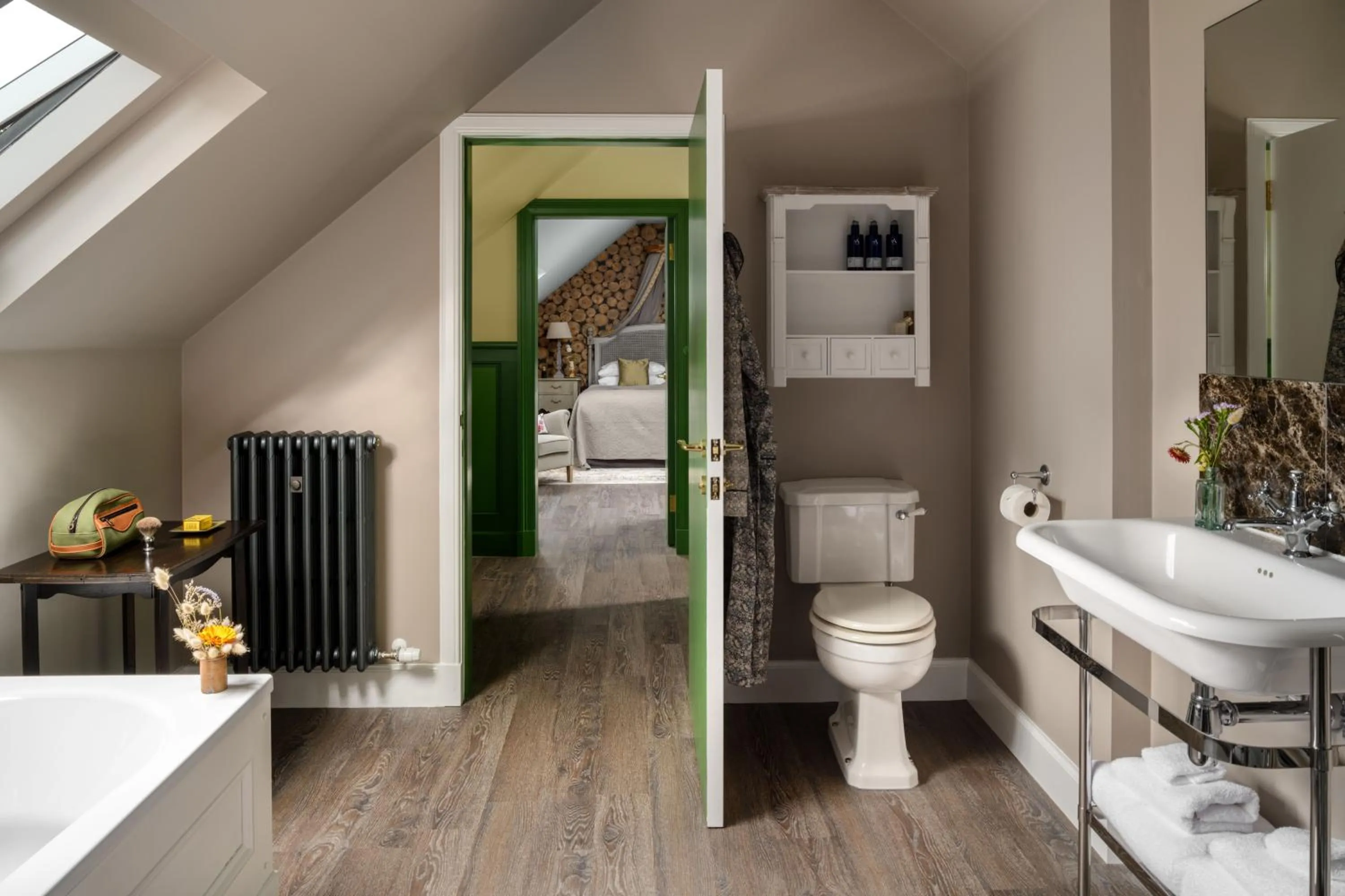 Bathroom, Bed in Meikleour Arms Hotel & Restaurant