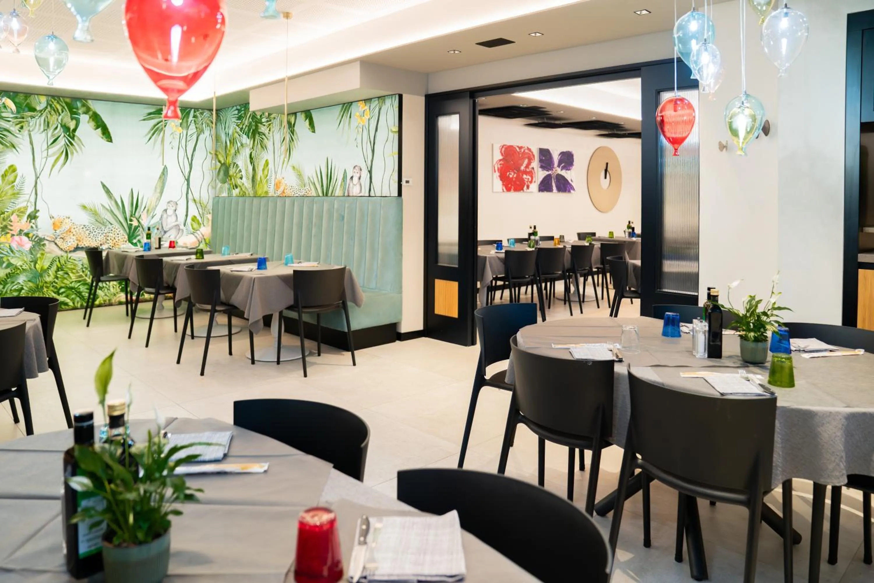 Restaurant/places to eat in Hotel Rolly