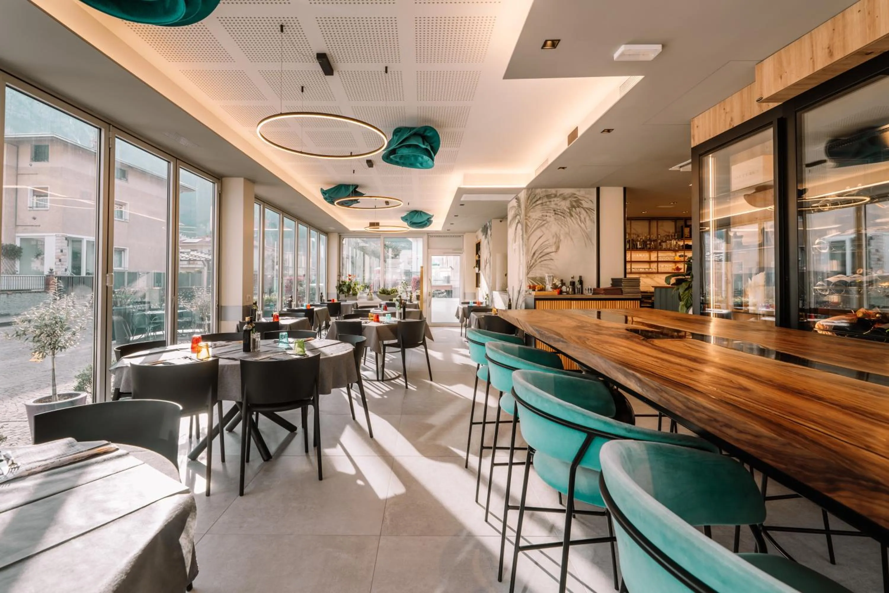 Restaurant/places to eat in Hotel Rolly