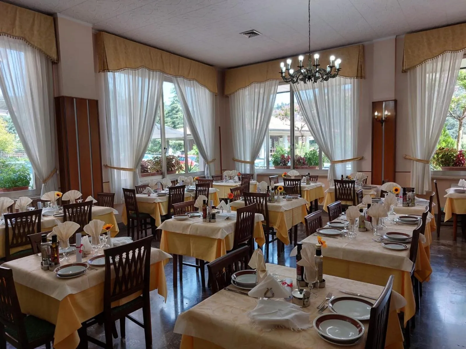Restaurant/places to eat in Hotel Fleming