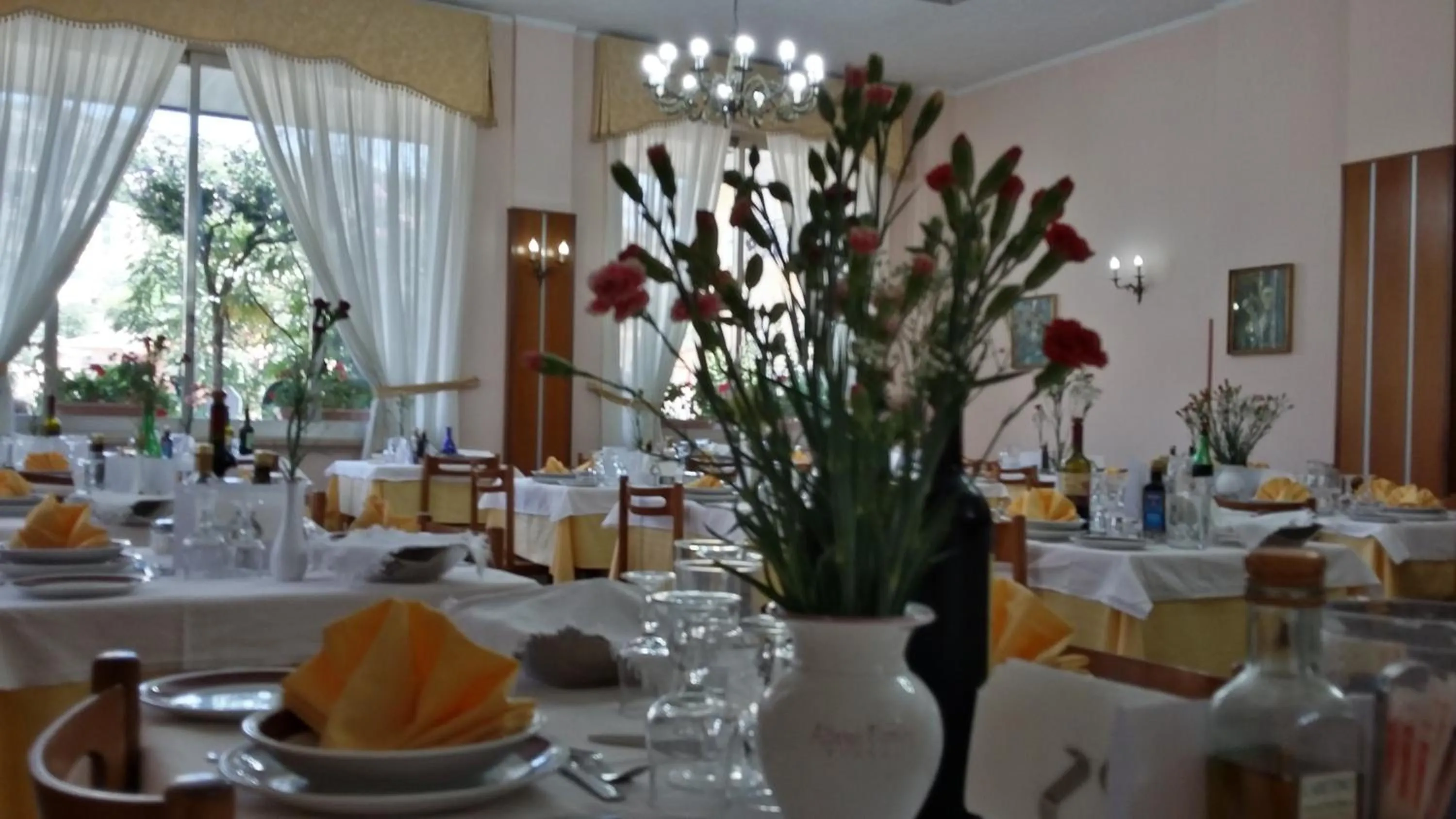 Restaurant/places to eat in Hotel Fleming