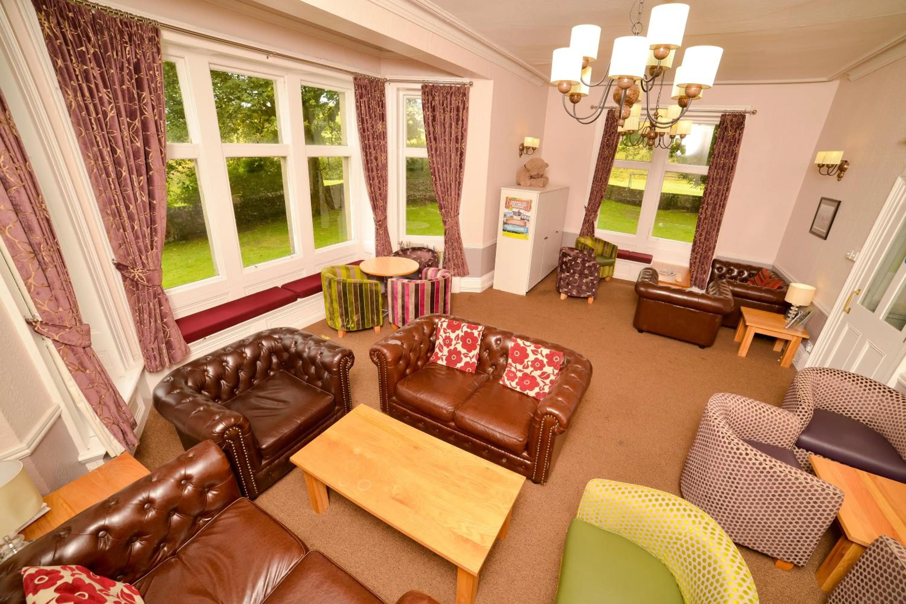 Communal lounge/ TV room in YHA Grinton Lodge