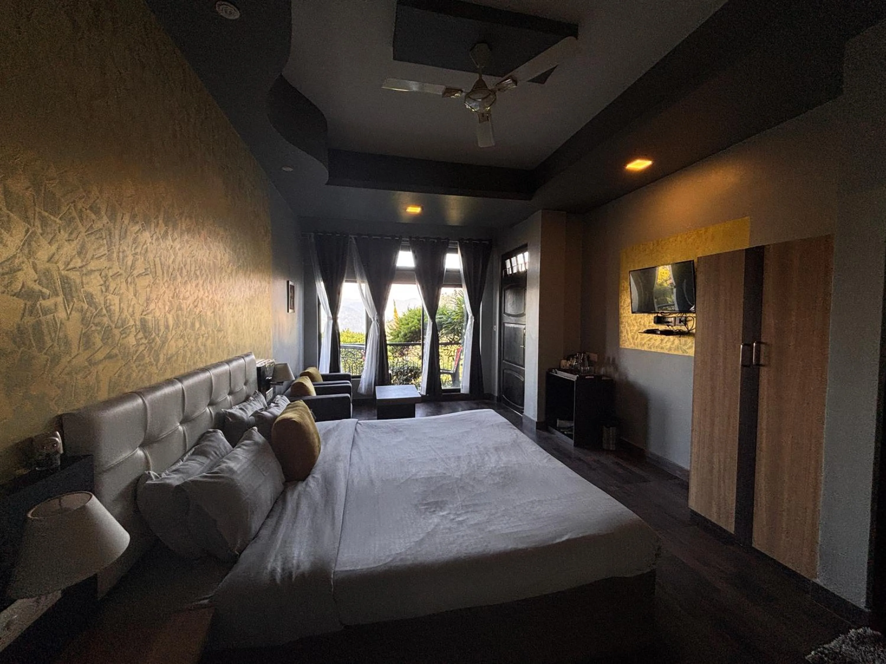 Photo of the whole room, Bed in Sood's Himalayan Vista