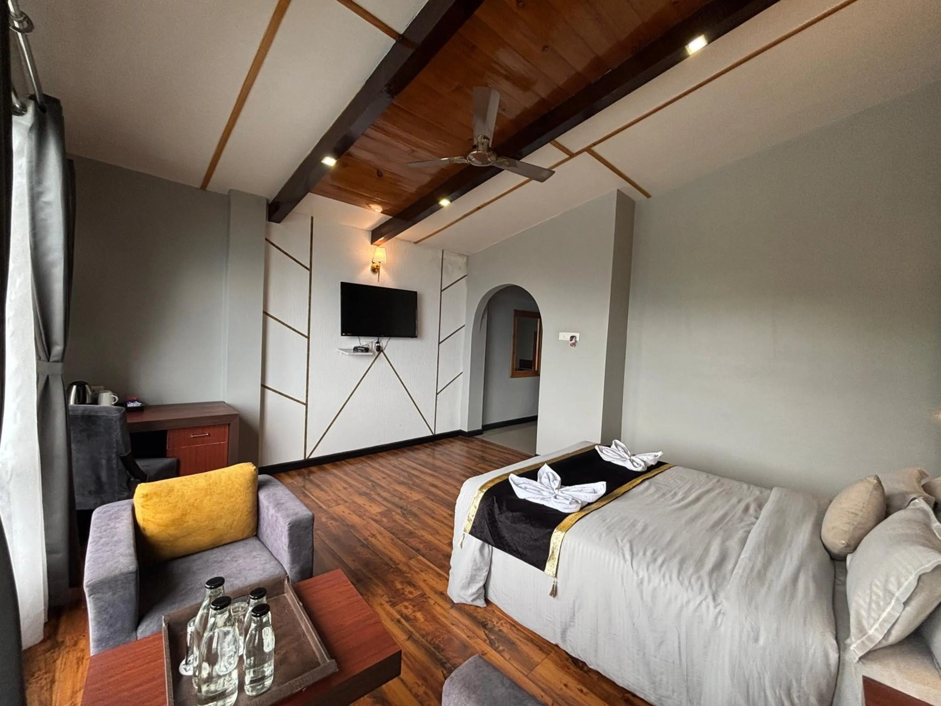 Communal lounge/ TV room, Bed in Sood's Himalayan Vista