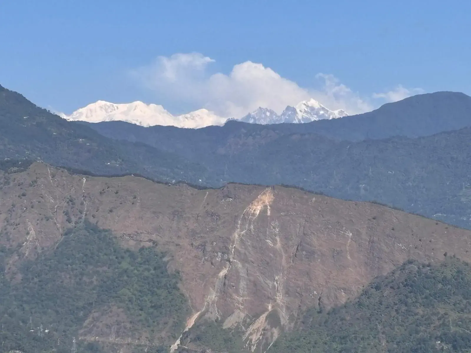 Mountain view in Sood's Himalayan Vista Mountain view in Sood's Himalayan Vista