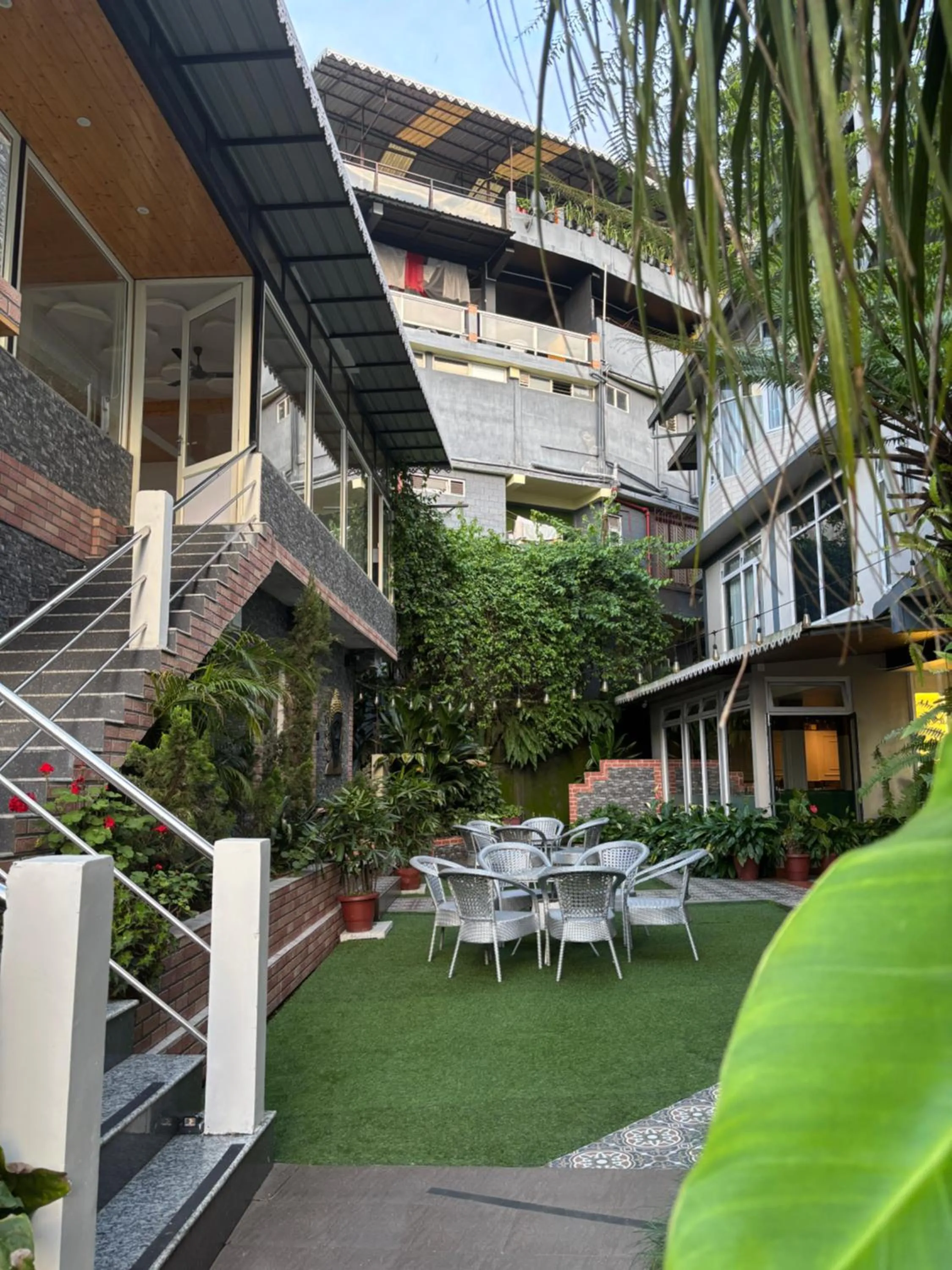 Restaurant/places to eat in Sood's Himalayan Vista