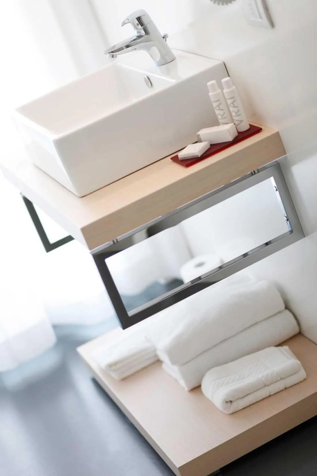 Bathroom, Bed in On The Rock