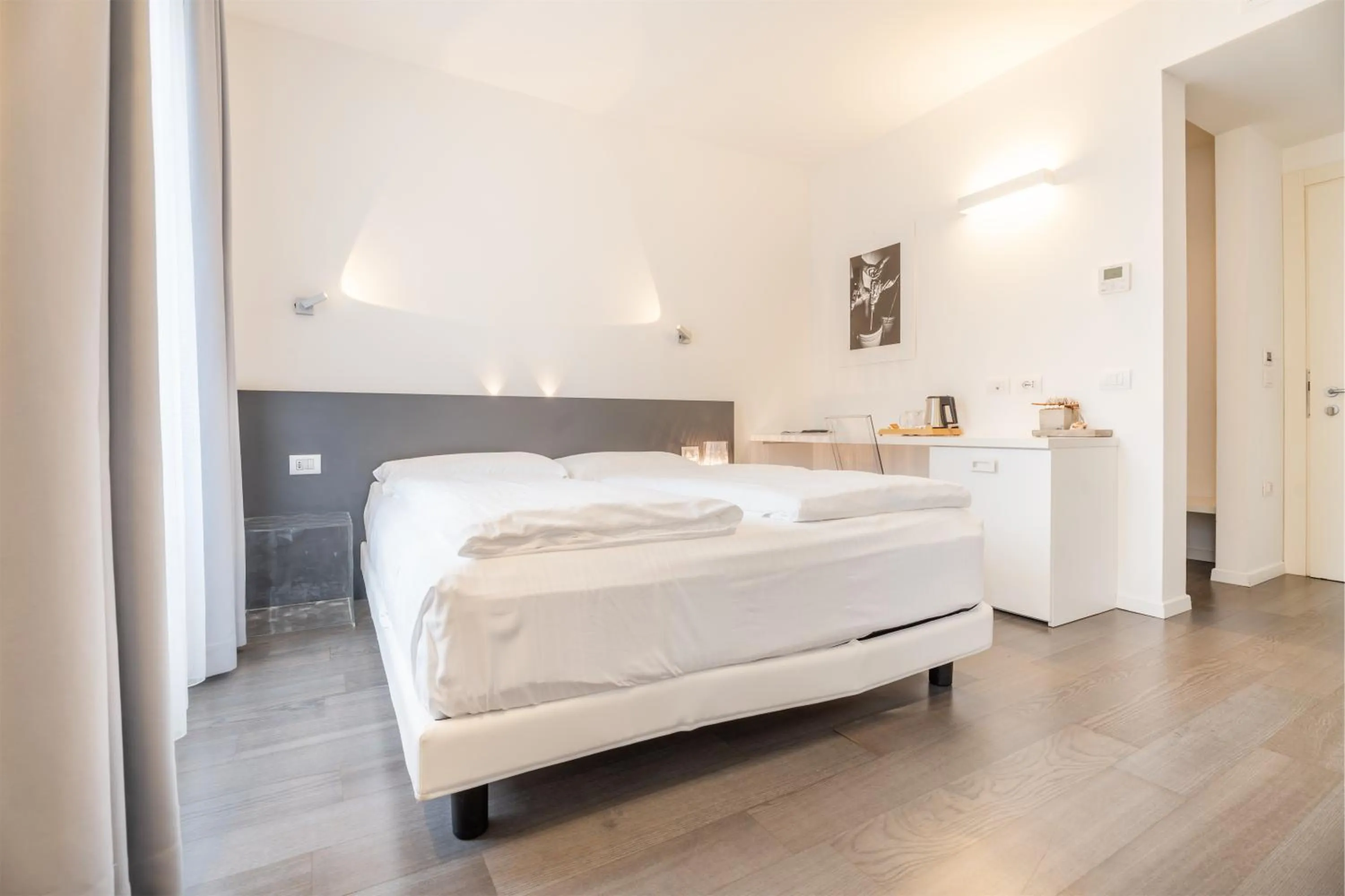 Bedroom, Bed in On The Rock