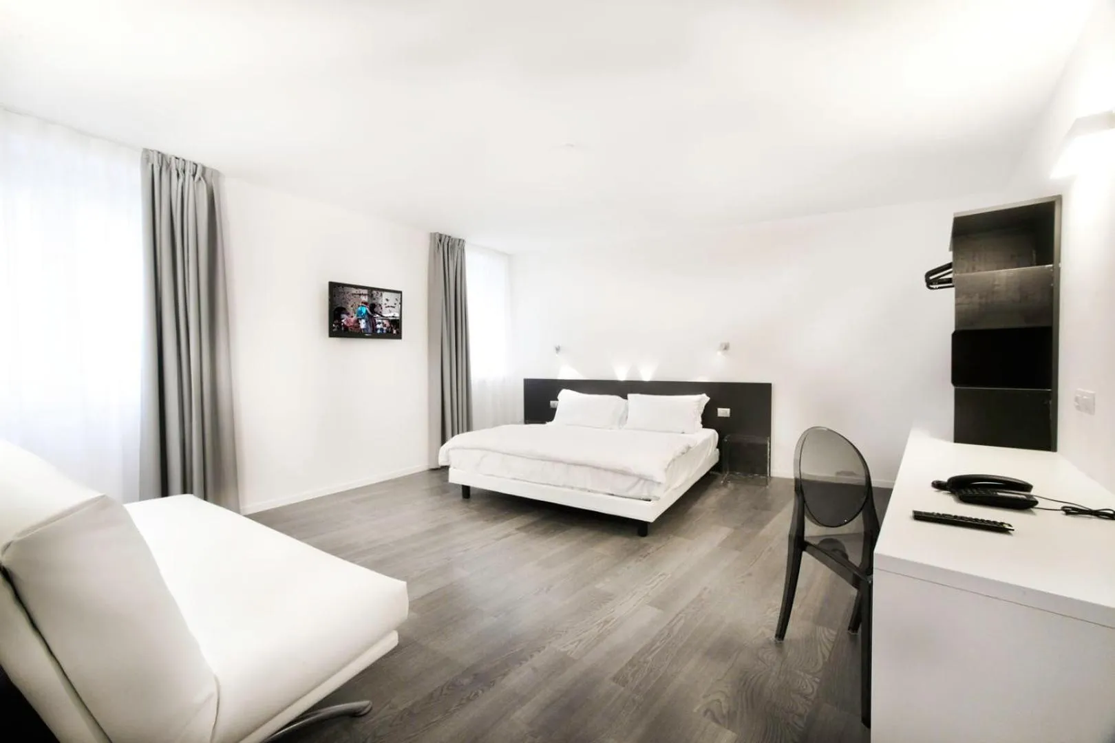 Photo of the whole room, Bed in On The Rock