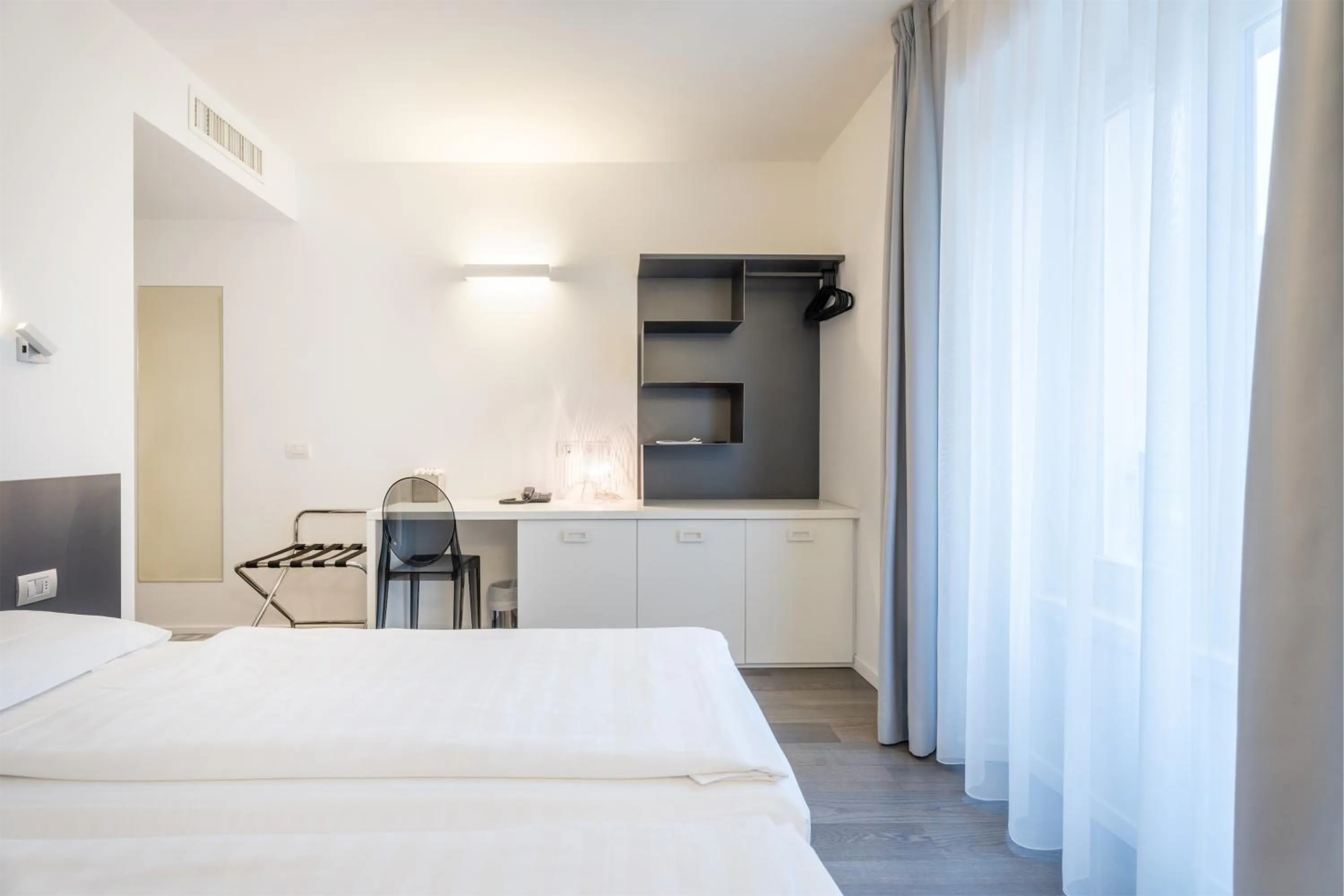 Bedroom, Bed in On The Rock