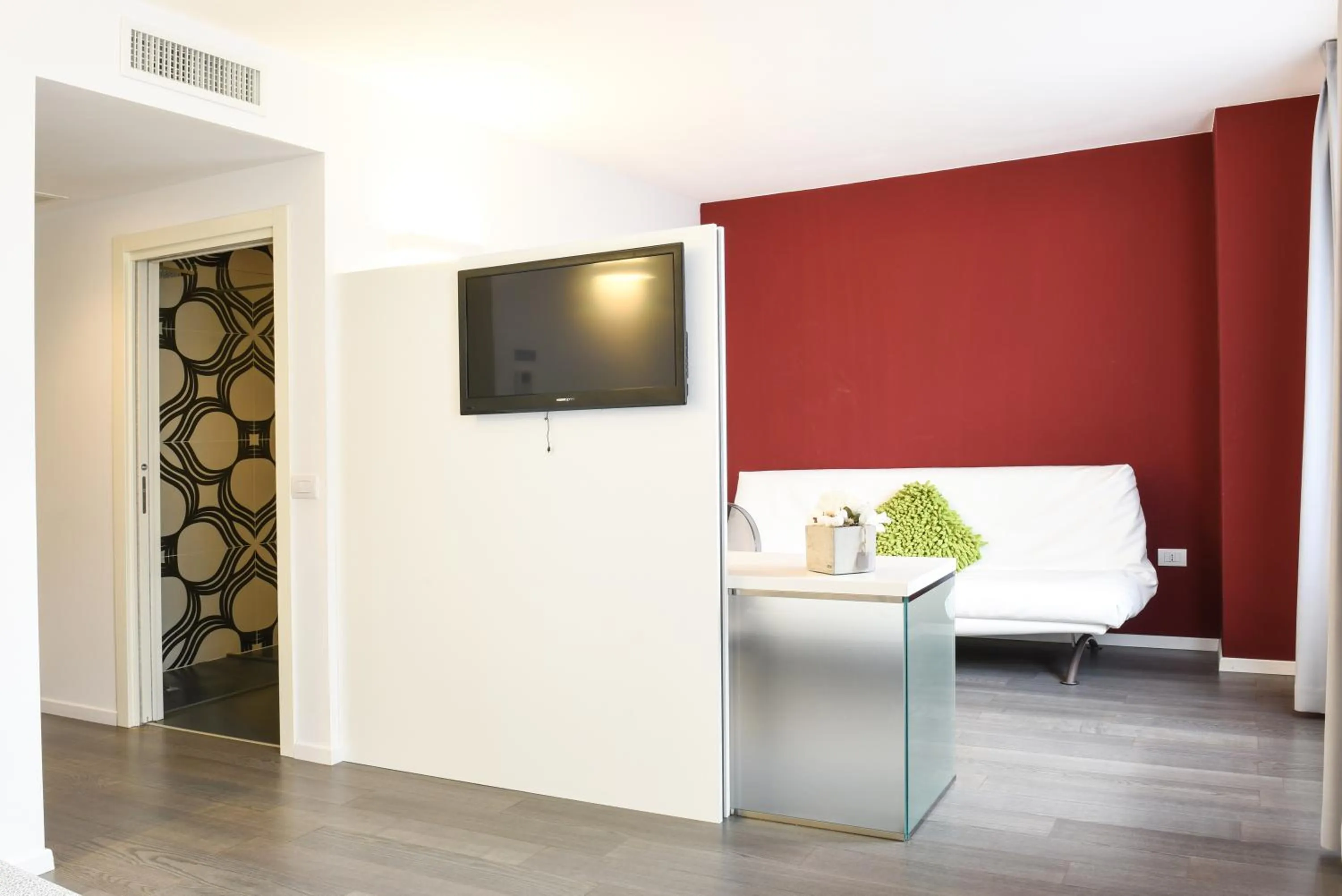 Photo of the whole room in On The Rock