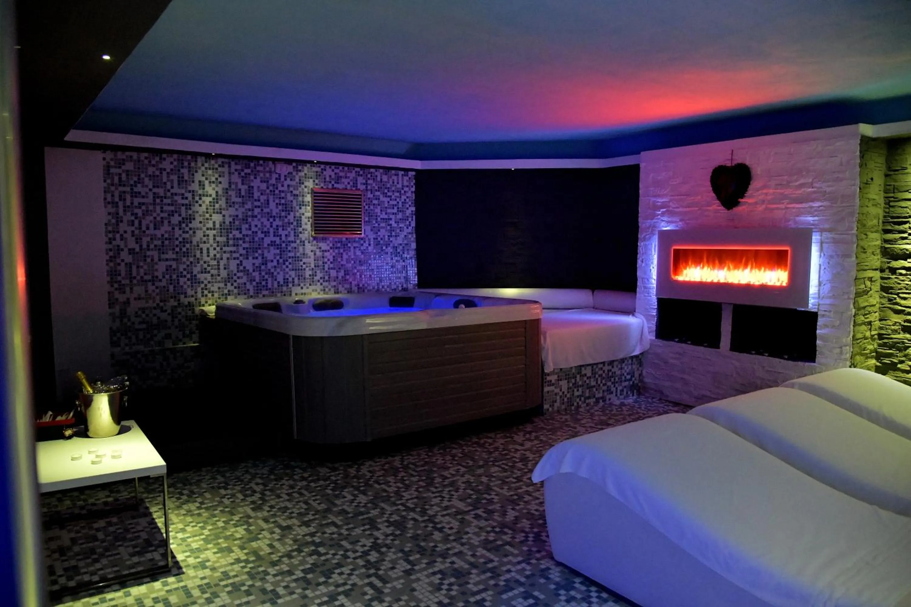 Hot Tub, Bed in Garnì Astoria Hotel & SPA