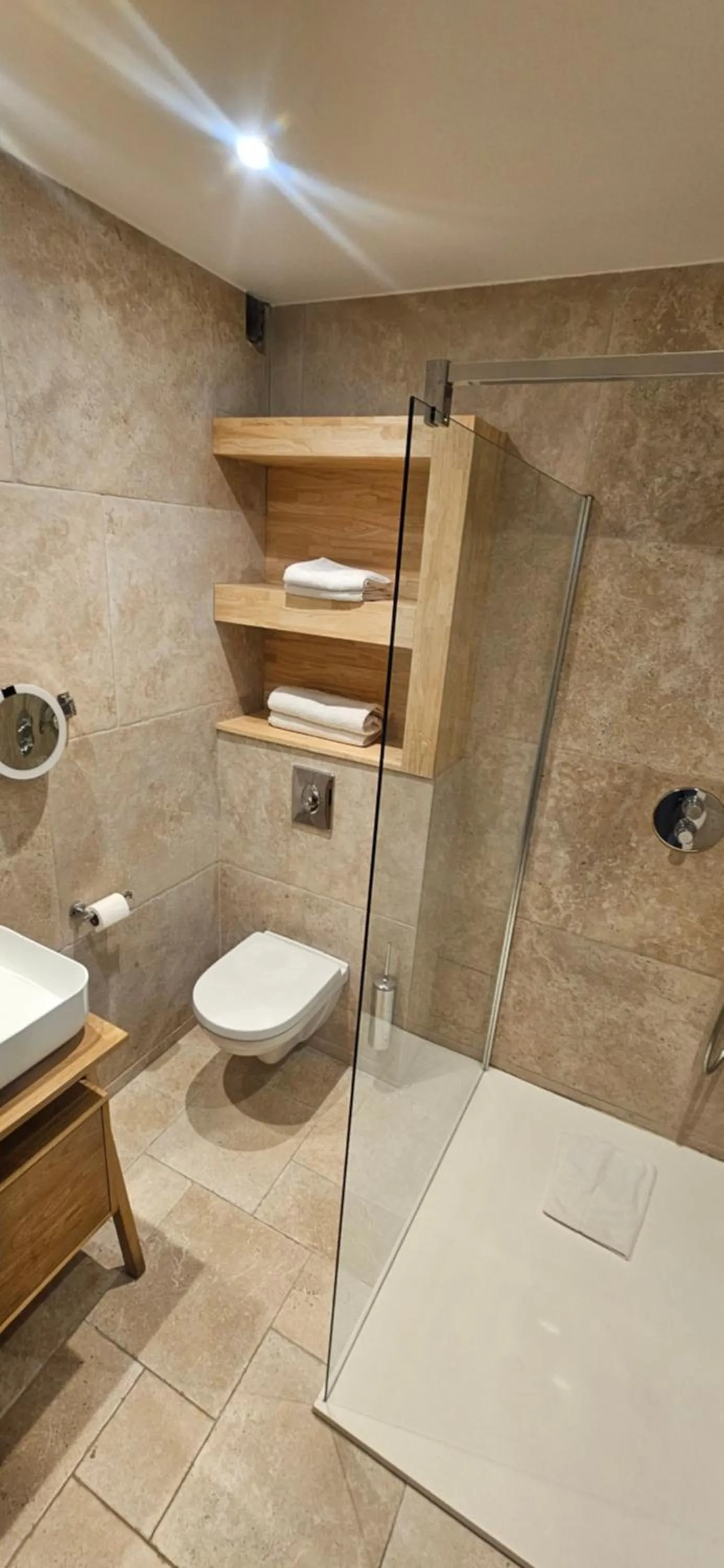 Shower in Le Royal Hôtel Restaurant