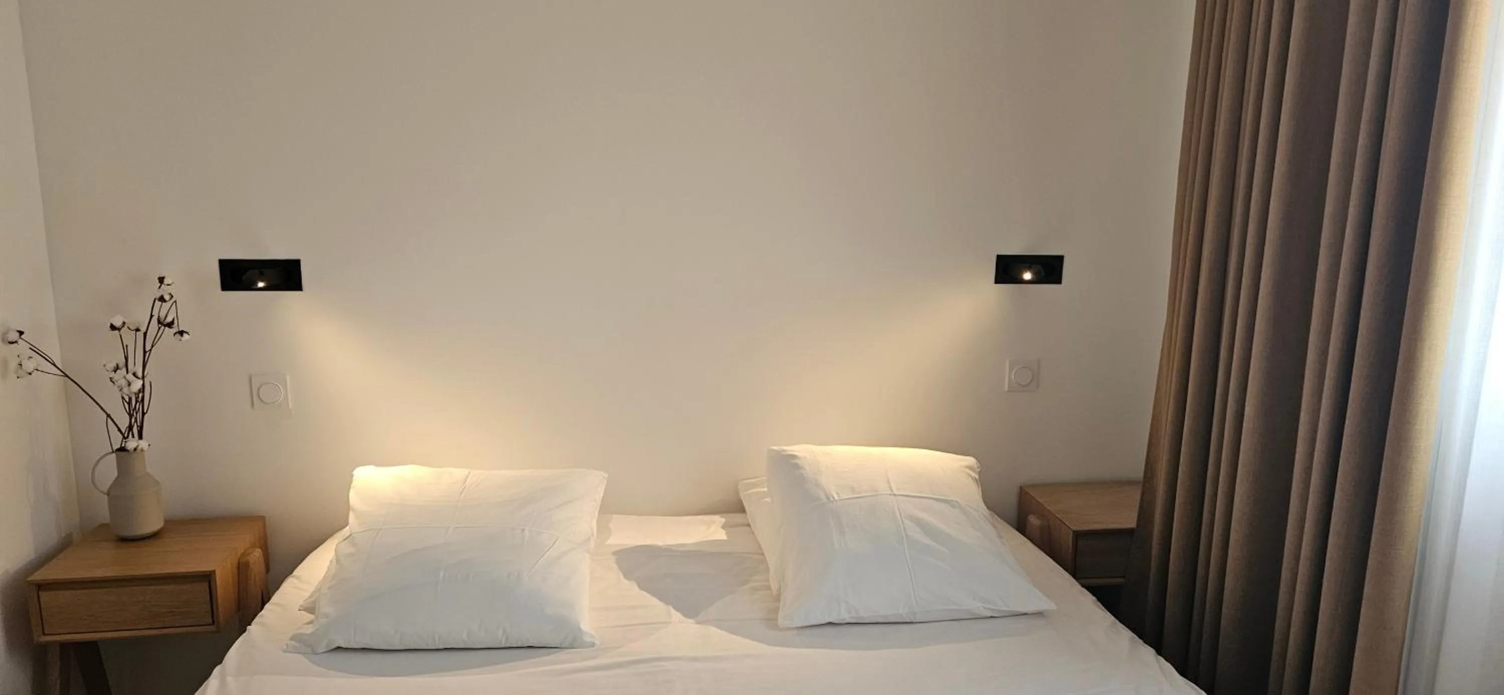 Bed in Le Royal Hôtel Restaurant