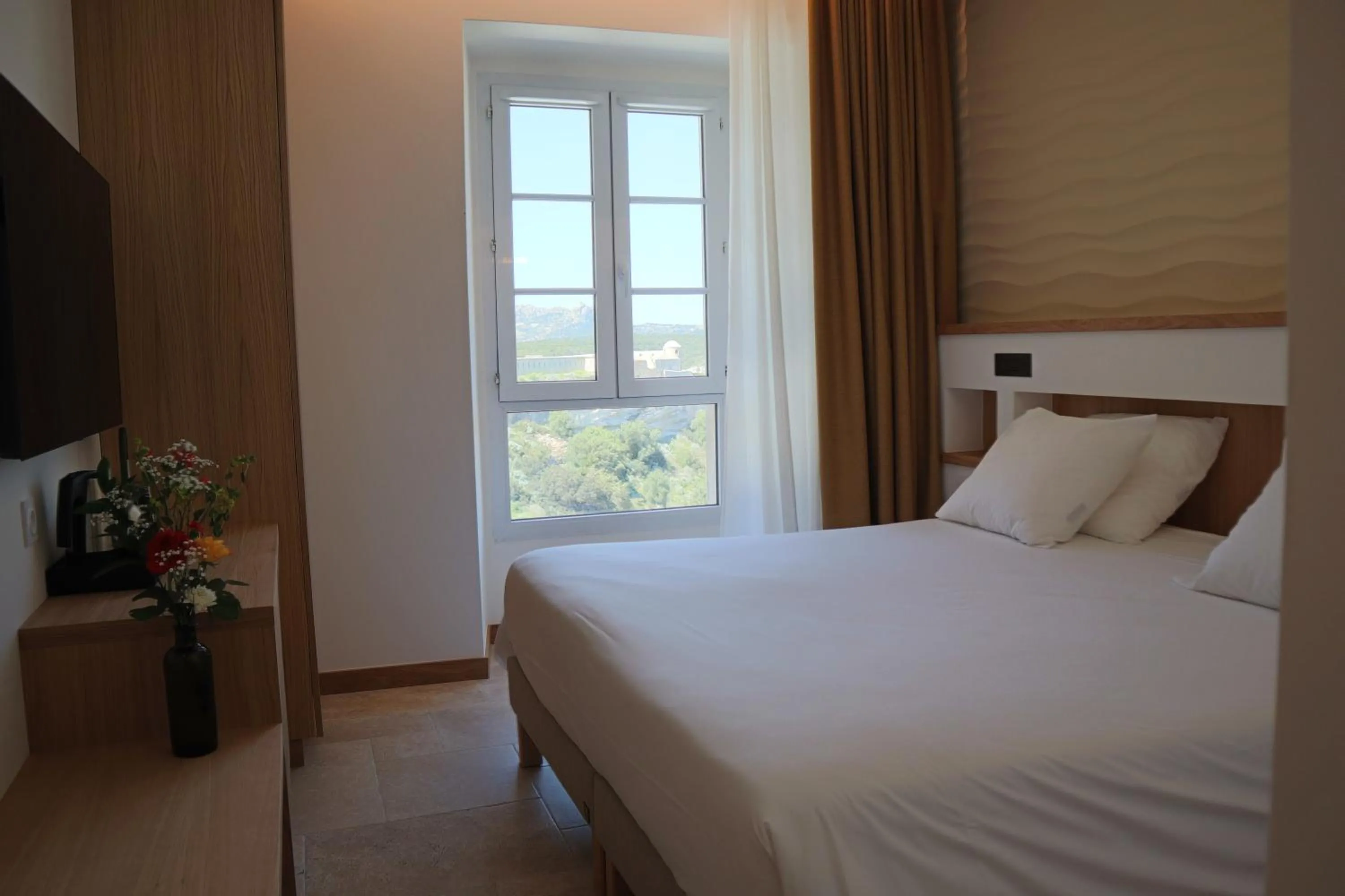 Bed in Le Royal Hôtel Restaurant