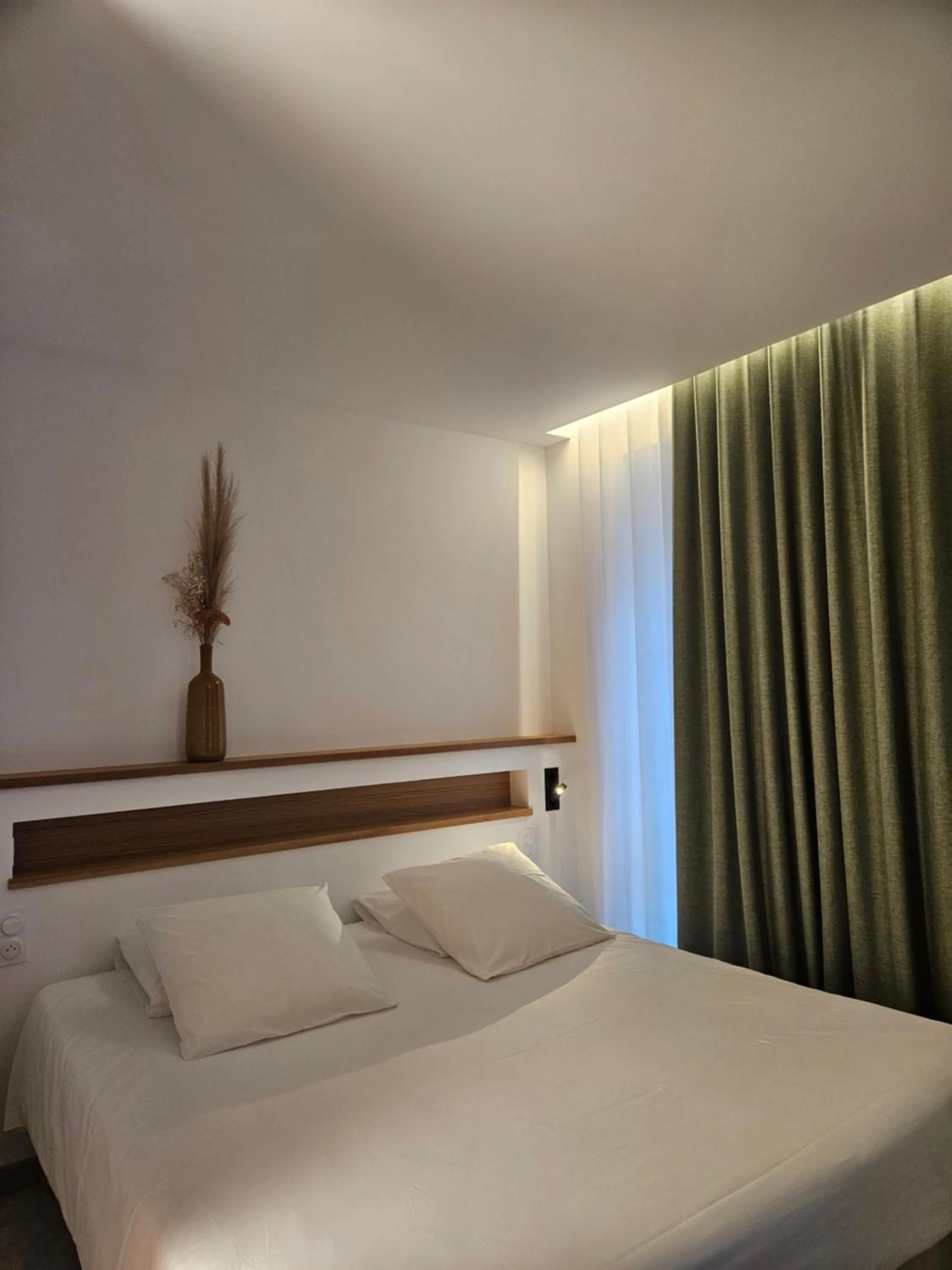 Bed in Le Royal Hôtel Restaurant