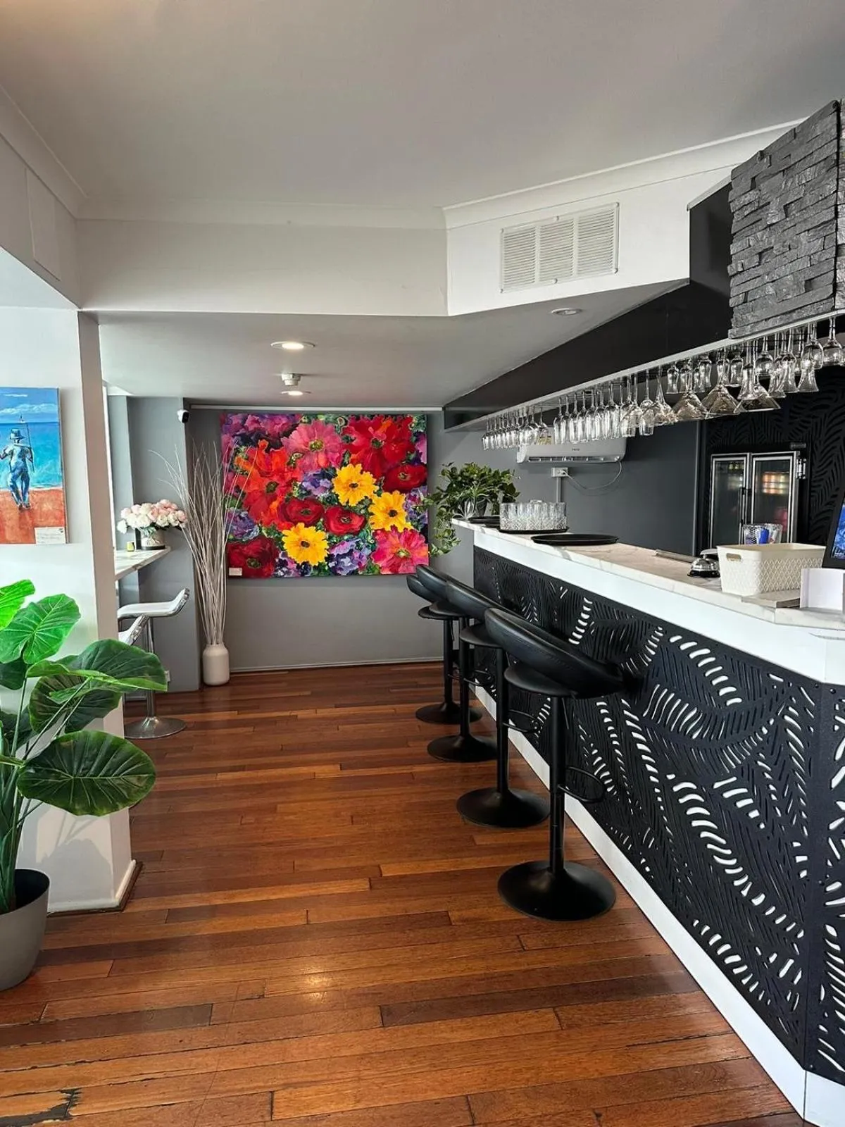 Restaurant/places to eat in Highpoint International Hotel