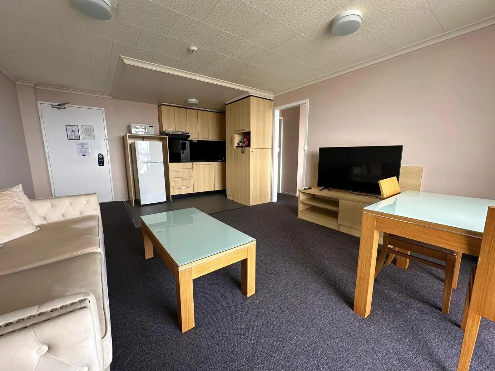 Living room in Highpoint International Hotel