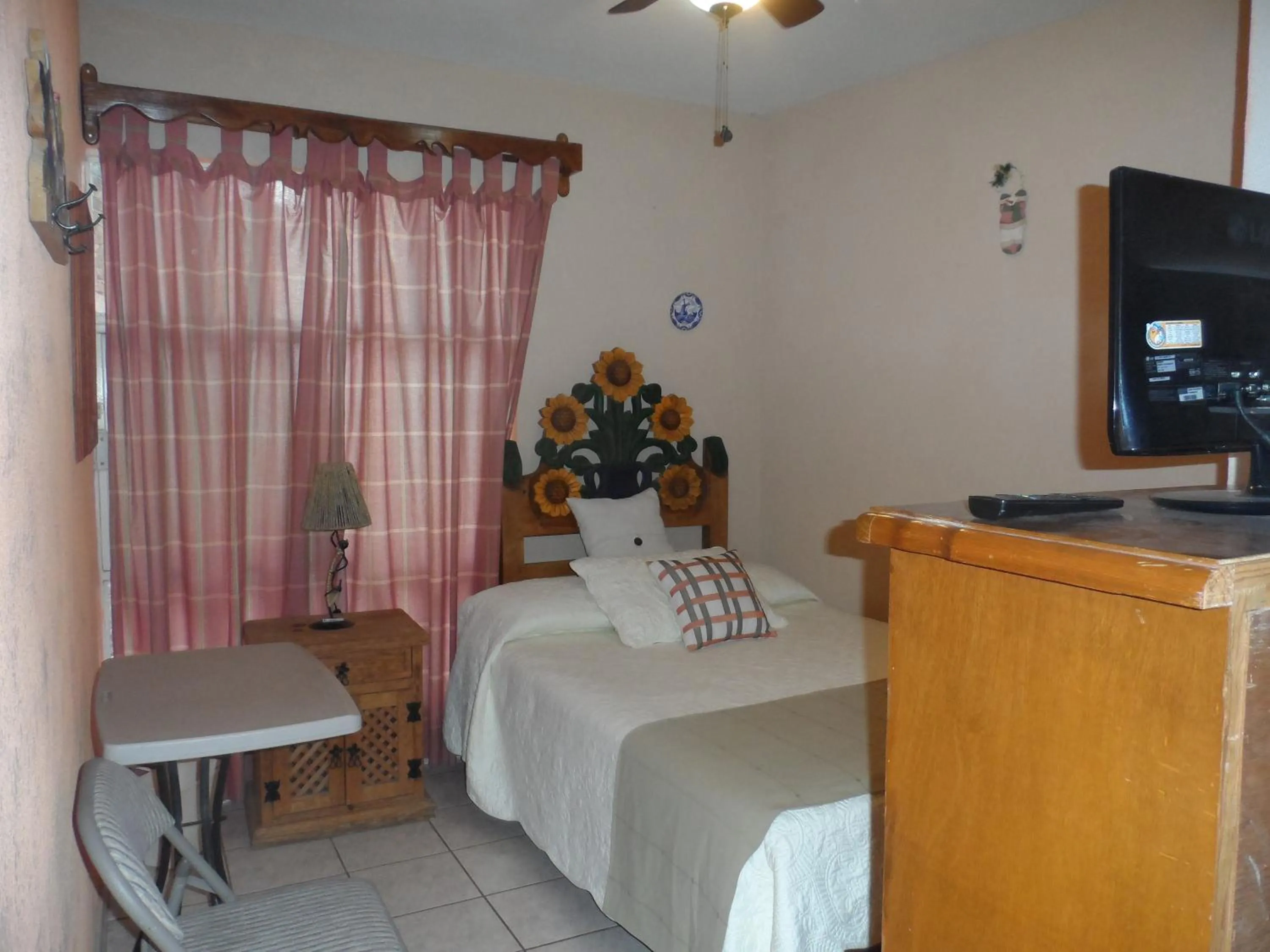 Decorative detail, Bed in Hotel Internacional Malitsin