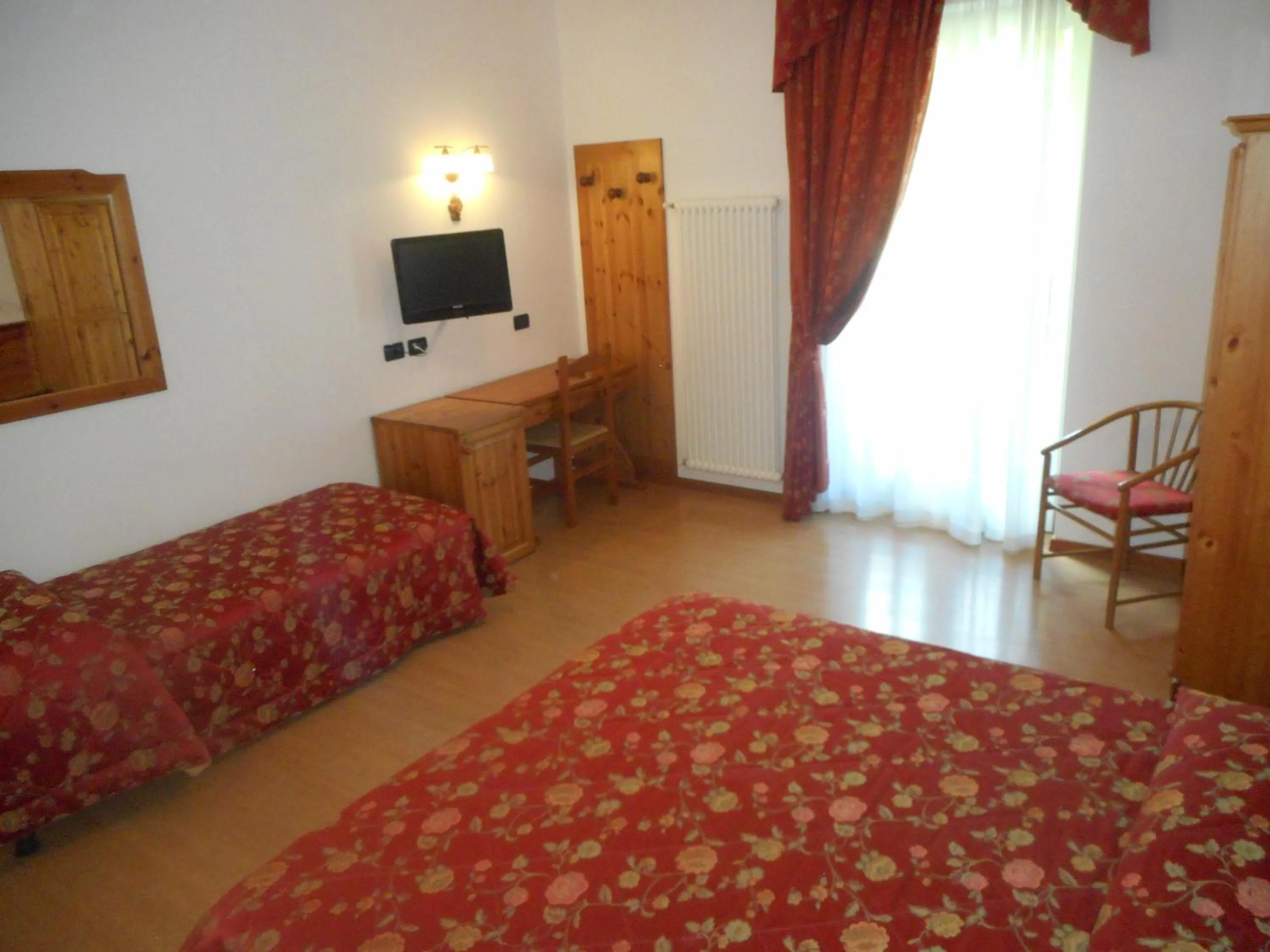Photo of the whole room, Bed in Garnì Lago Alpino