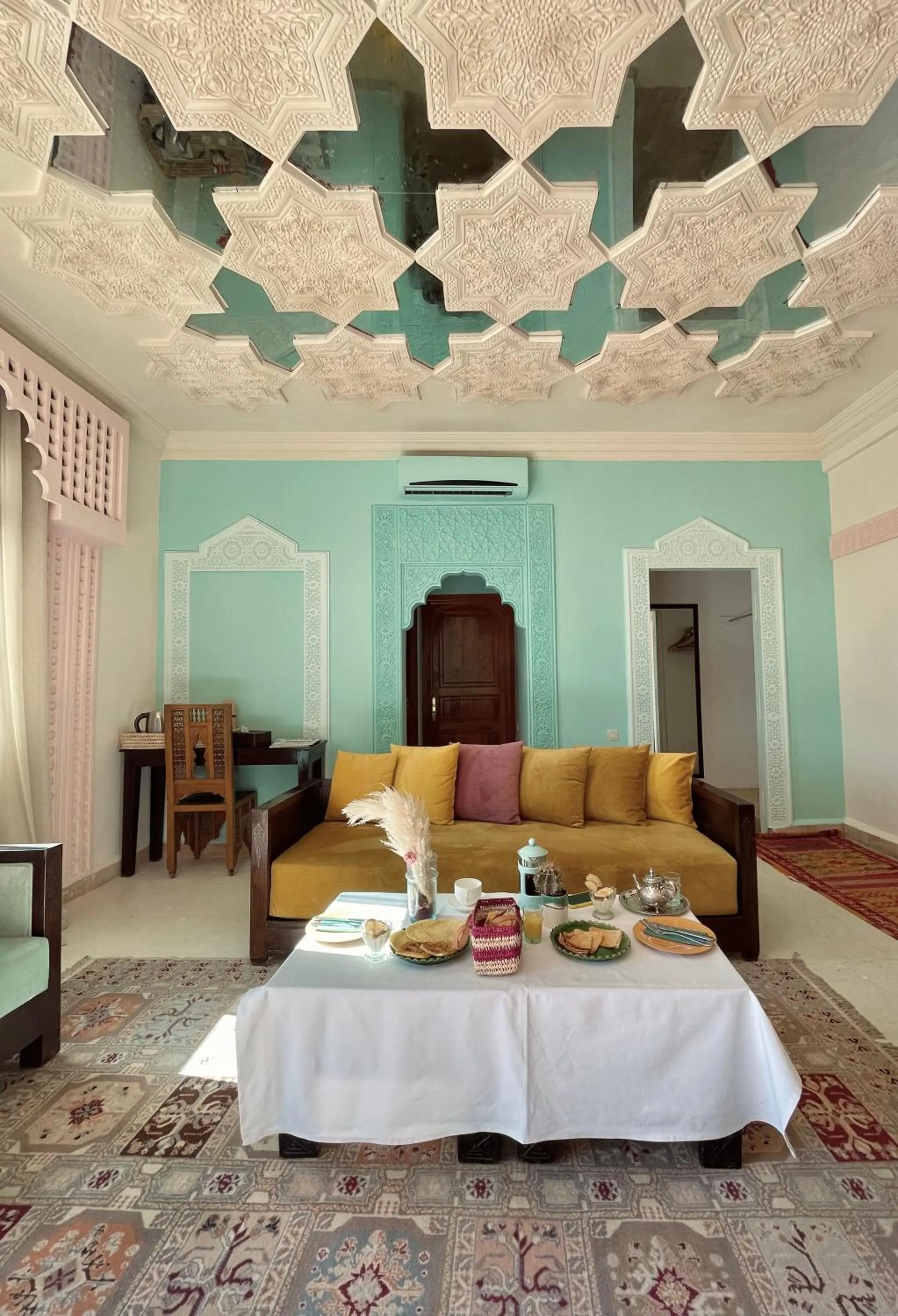 Seating area, Bed in La Villa Des Golfs & PinkCactus