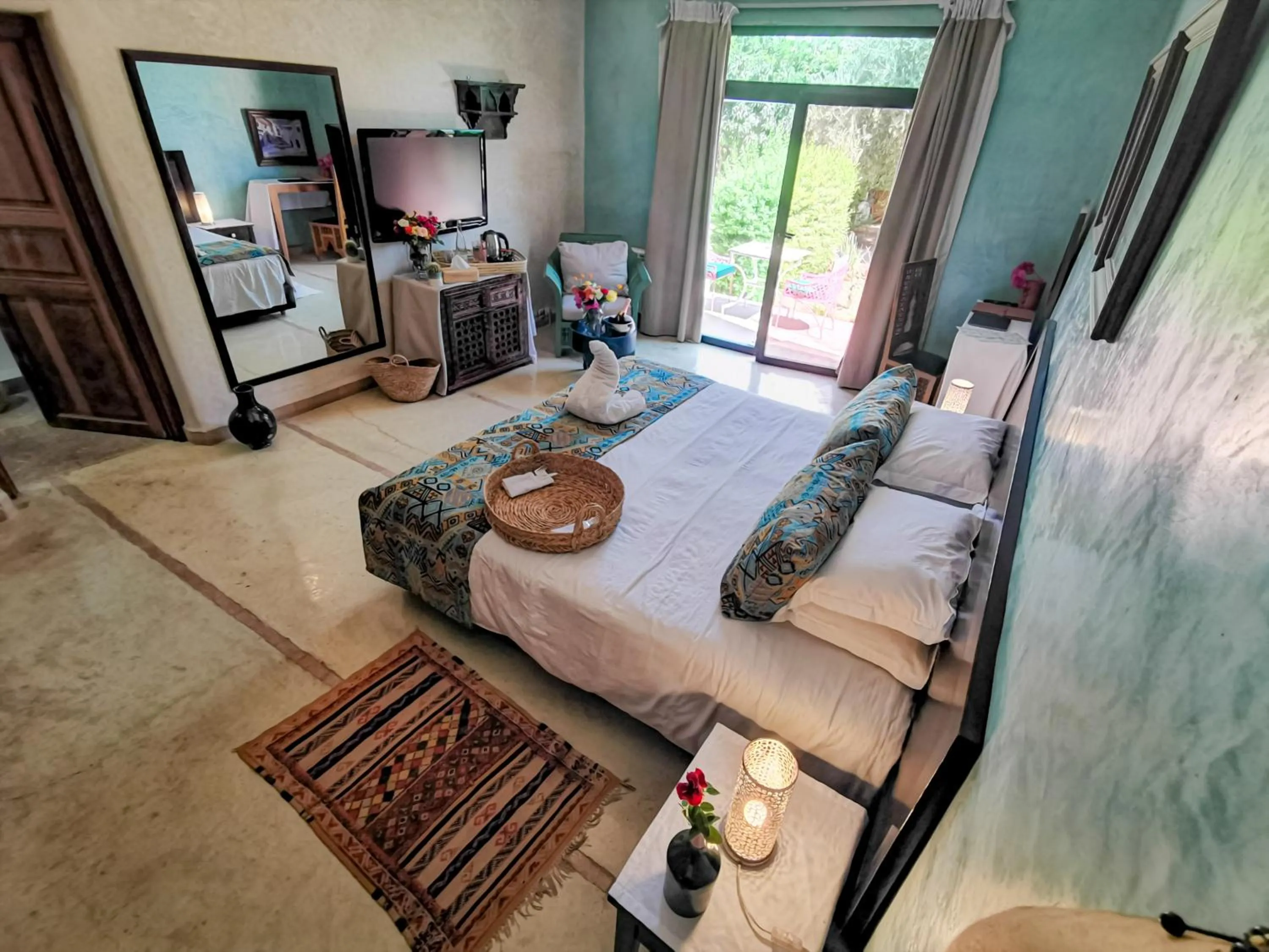 Photo of the whole room, Bed in La Villa Des Golfs & PinkCactus