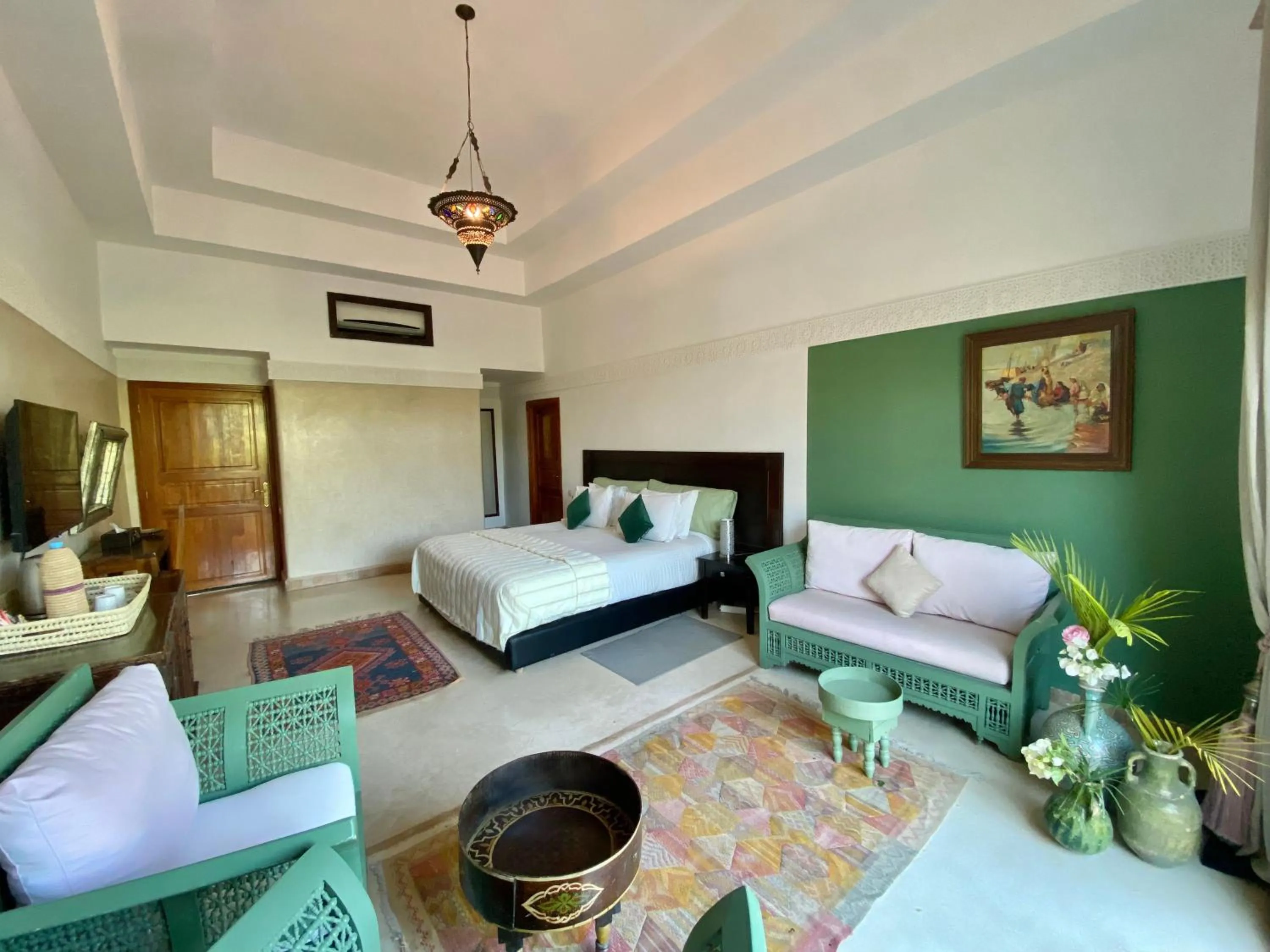 Photo of the whole room, Bed in La Villa Des Golfs & PinkCactus