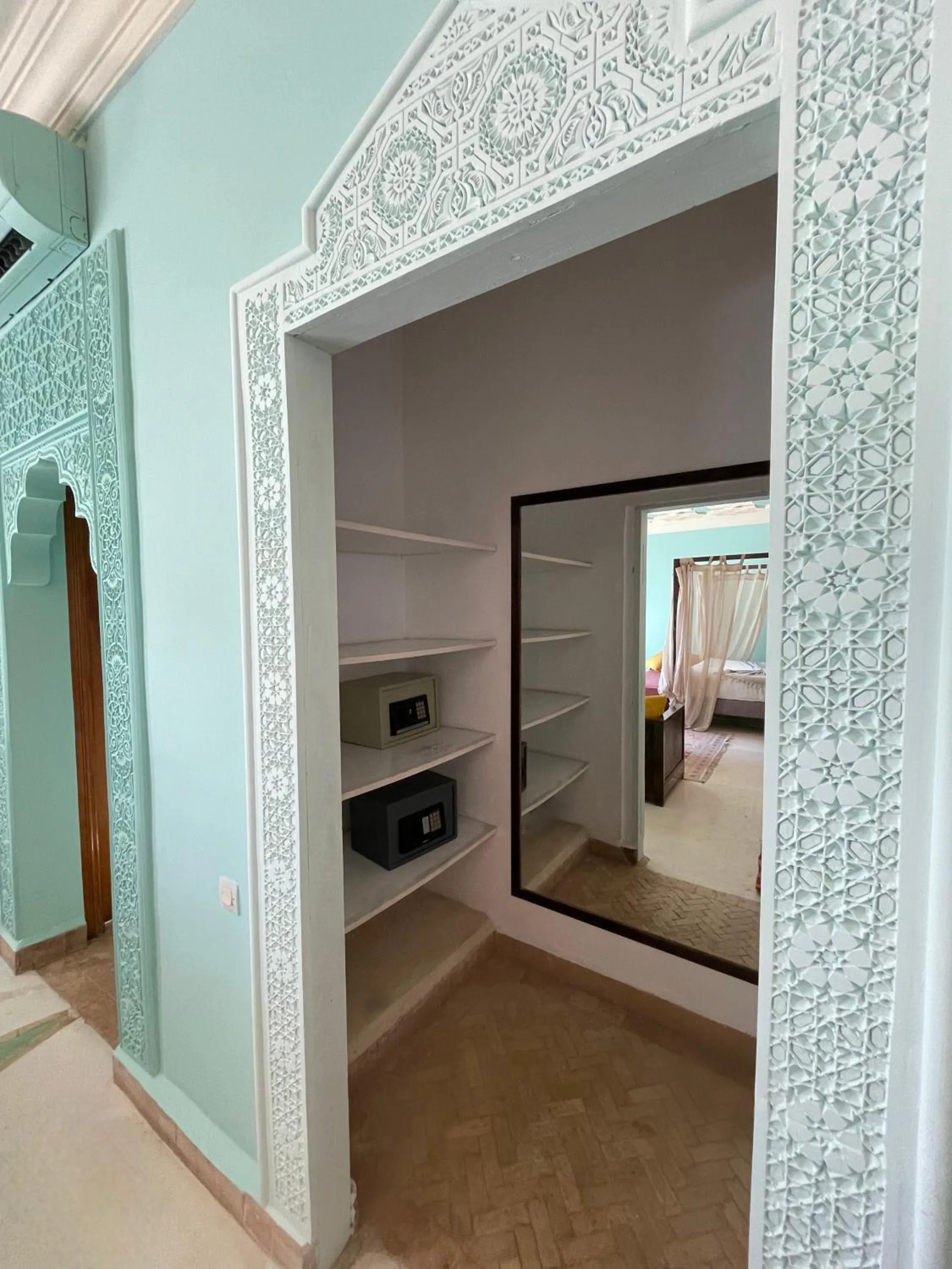 wardrobe, Bed in La Villa Des Golfs & PinkCactus