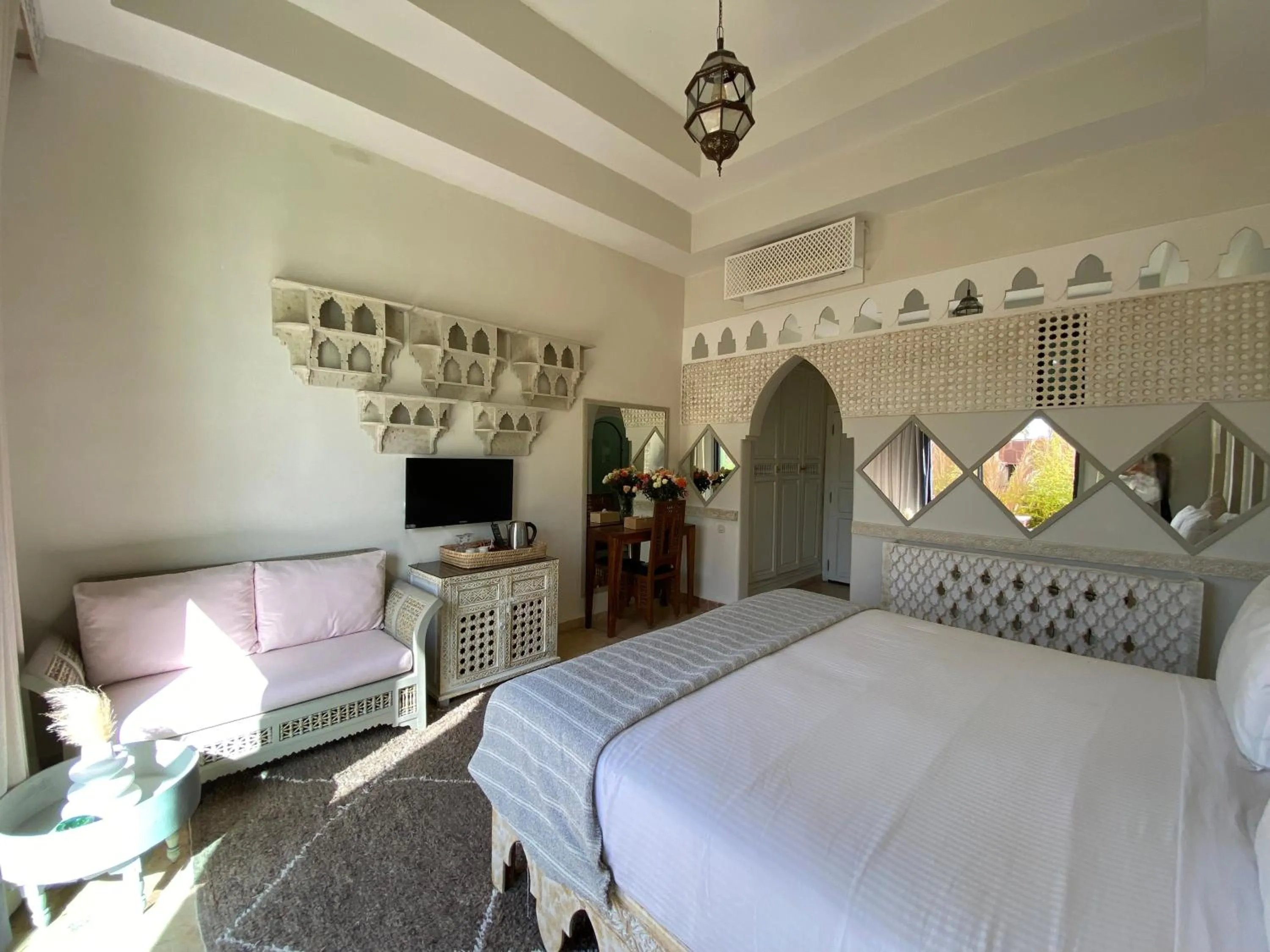 Photo of the whole room, Bed in La Villa Des Golfs & PinkCactus
