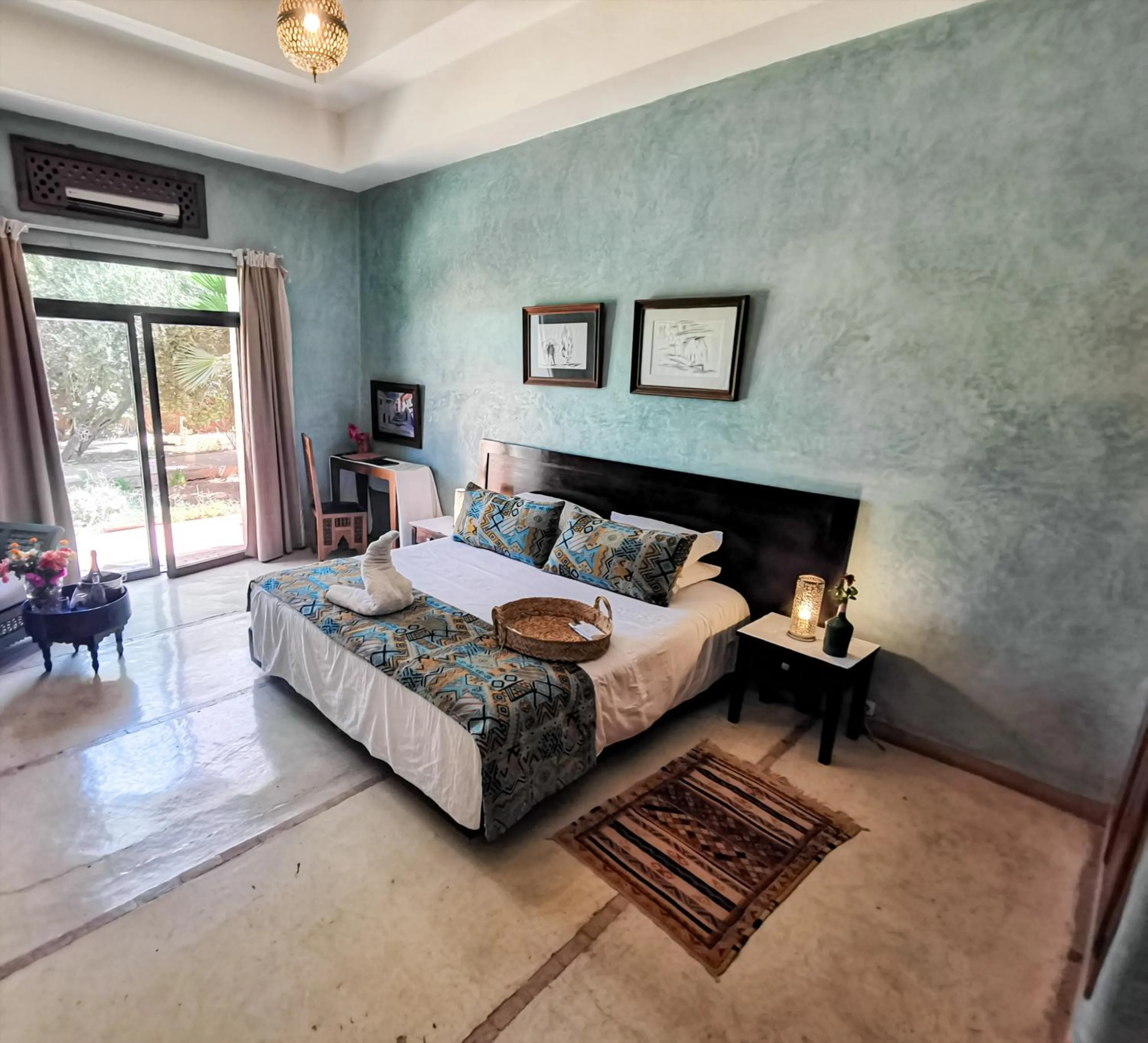 Photo of the whole room, Bed in La Villa Des Golfs & PinkCactus