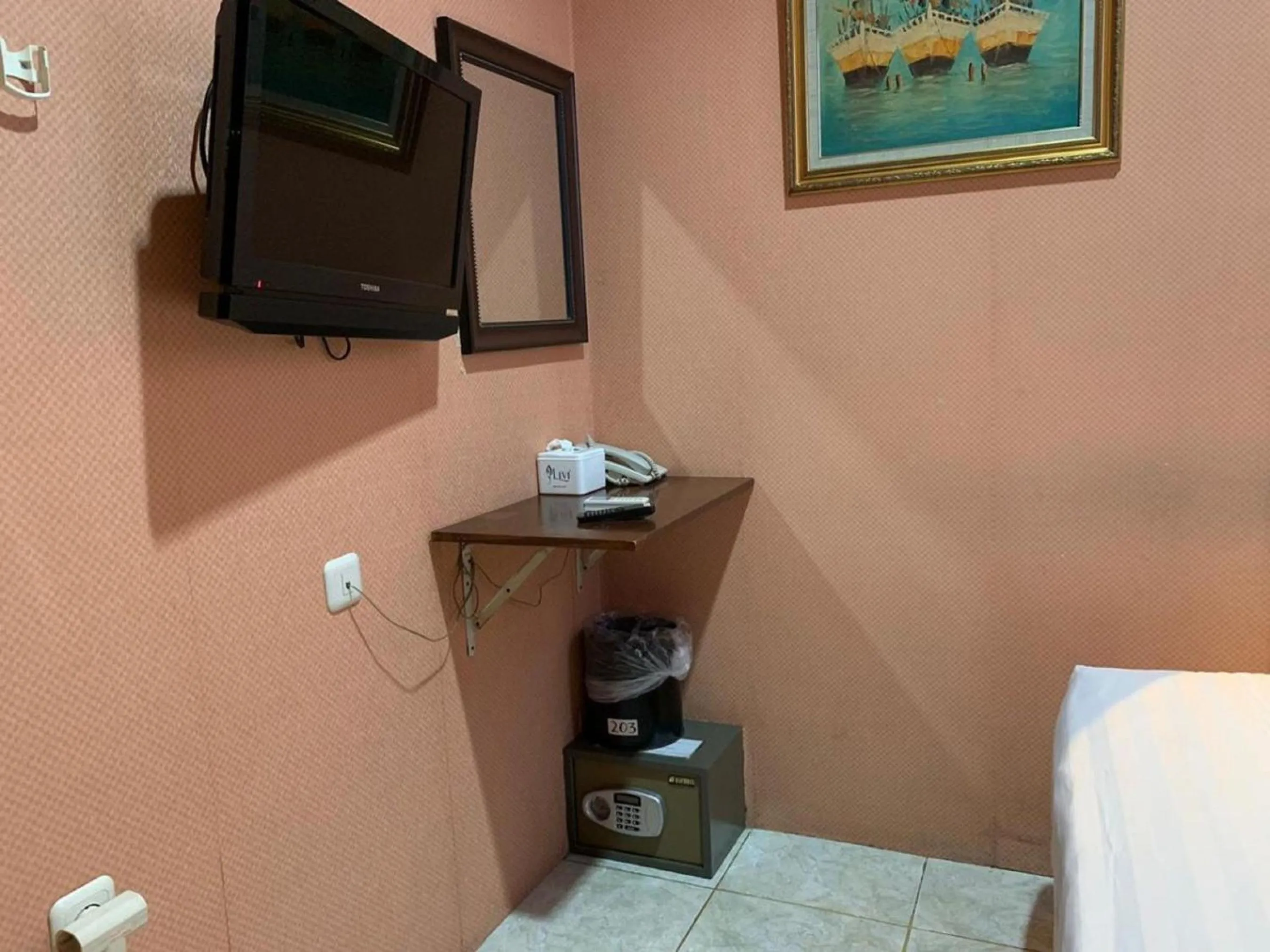 TV and multimedia, Bed in Hotel Rumah Shinta