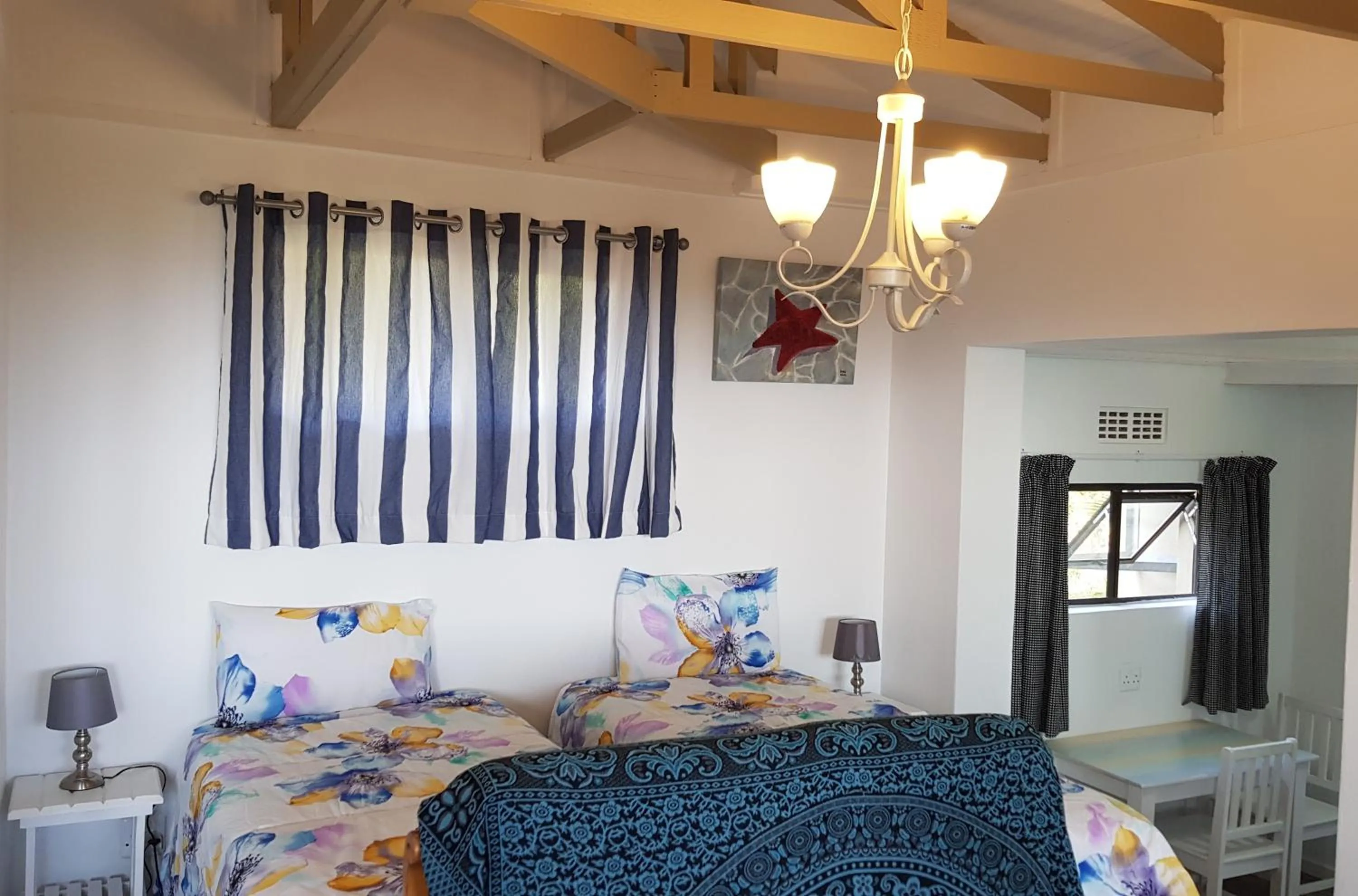 Kitchen or kitchenette, Bed in Hoylake Inn