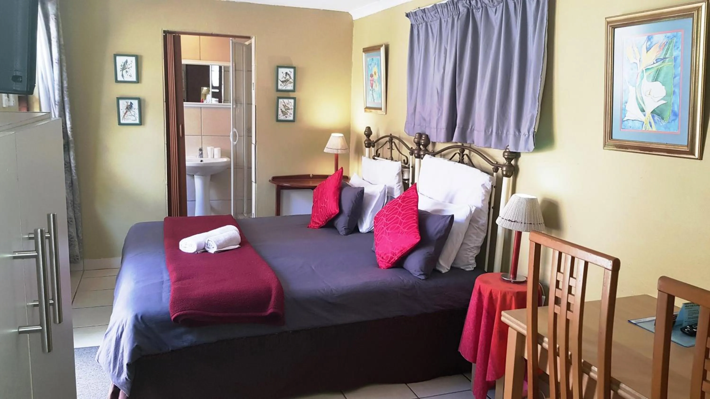 Bathroom, Bed in Hoylake Inn