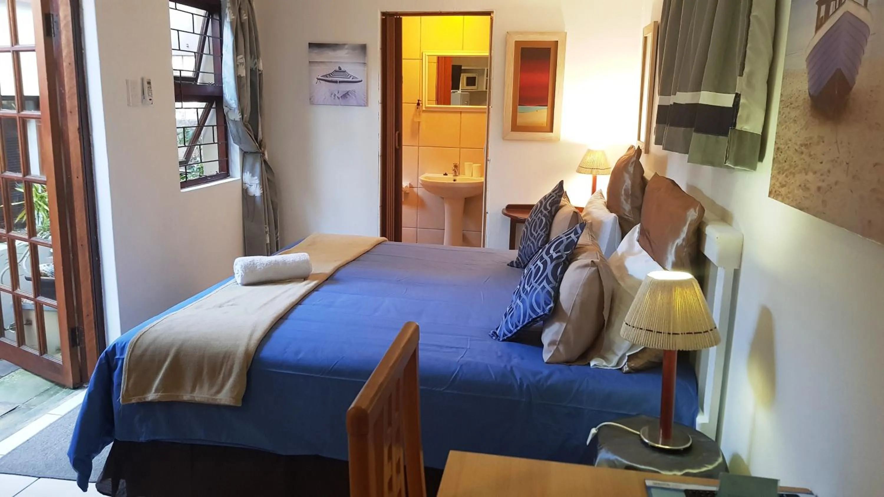 Bedroom, Bed in Hoylake Inn