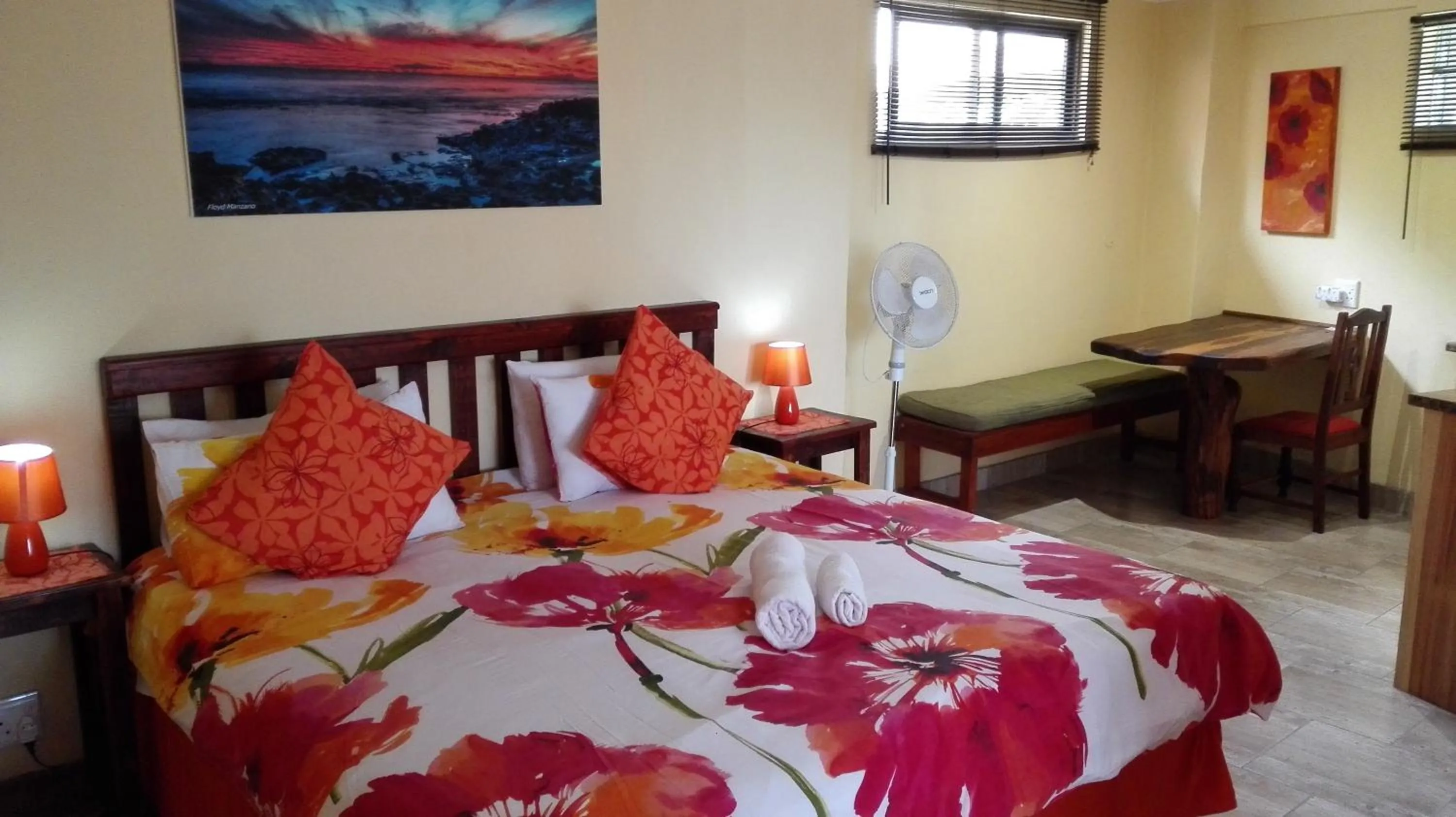 Kitchen or kitchenette, Bed in Hoylake Inn