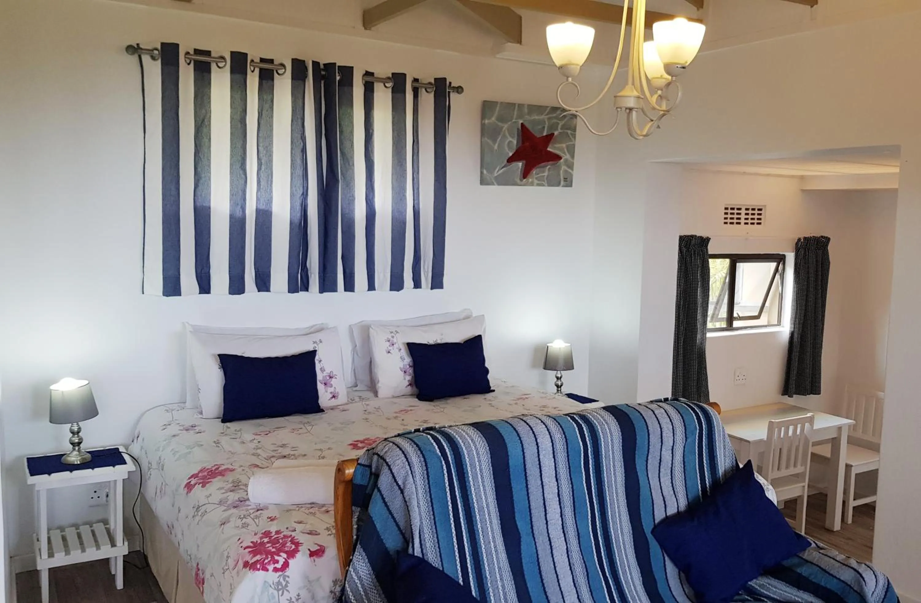 Kitchen or kitchenette, Bed in Hoylake Inn