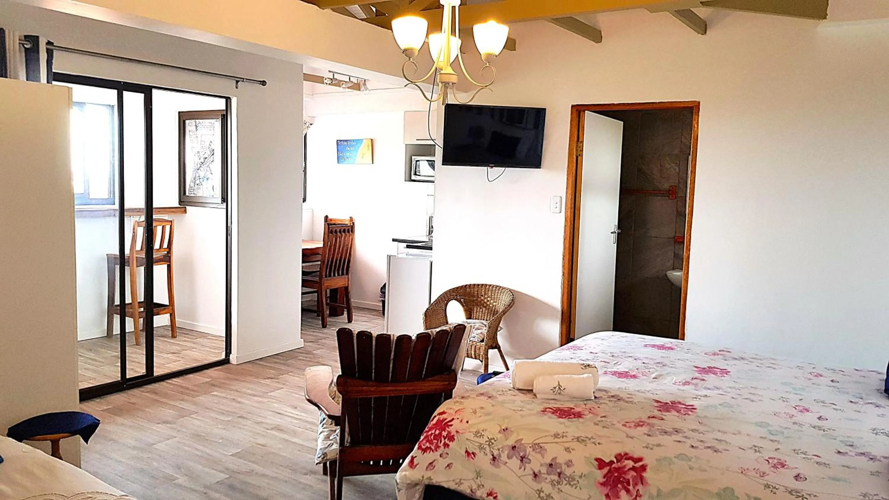 Photo of the whole room, Bed in Hoylake Inn