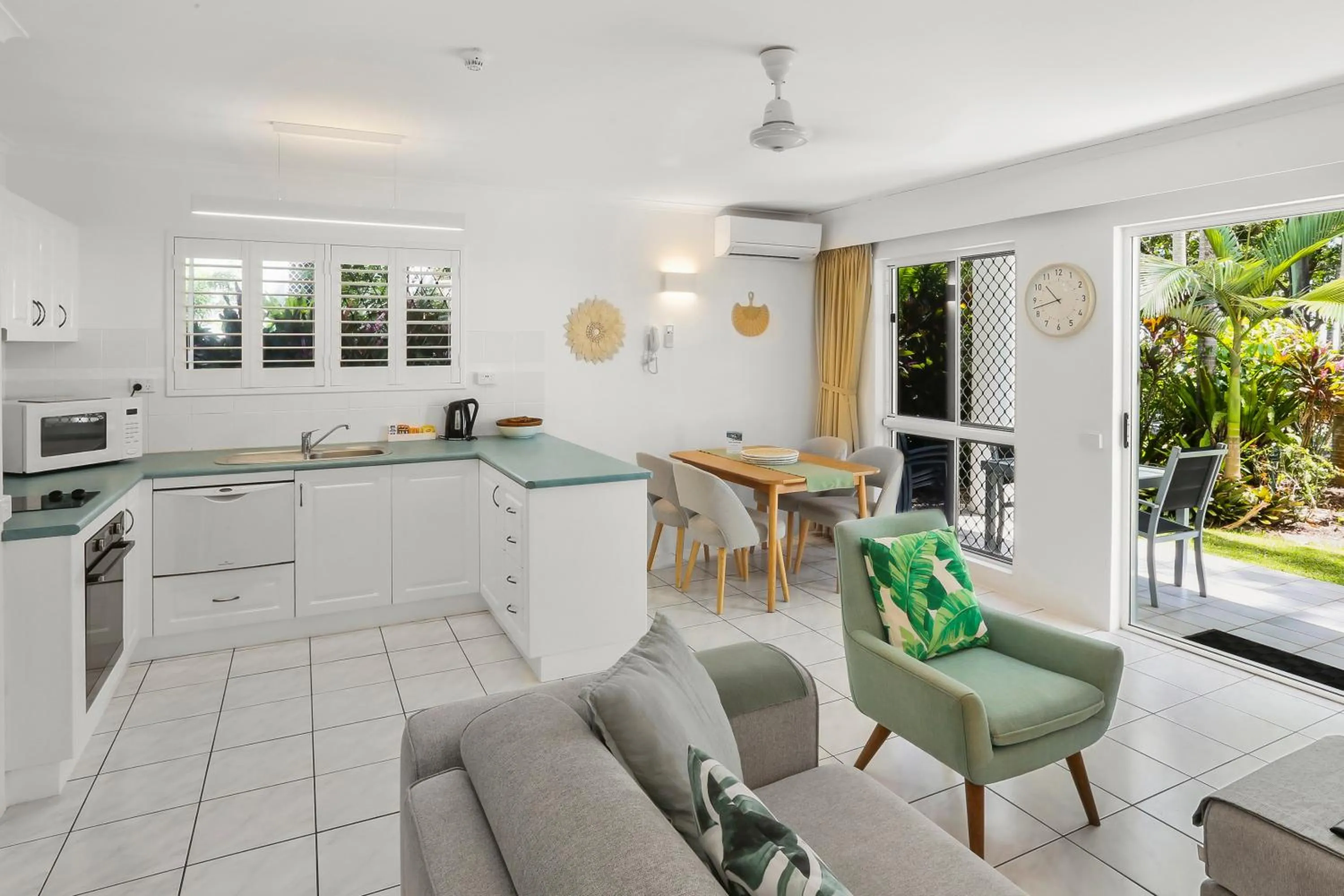 Kitchen or kitchenette in Agincourt Beachfront Apartments