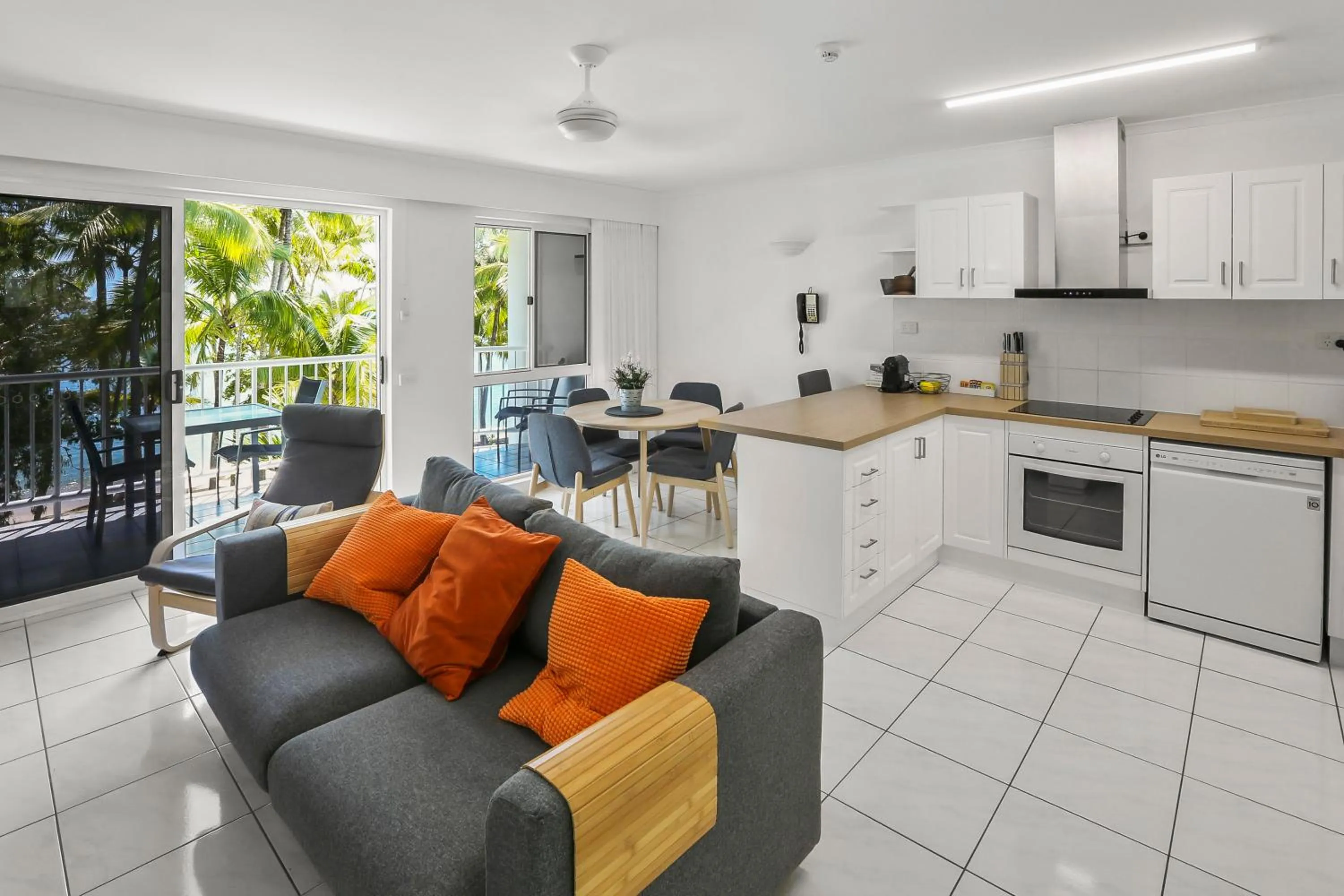 Kitchen or kitchenette in Agincourt Beachfront Apartments