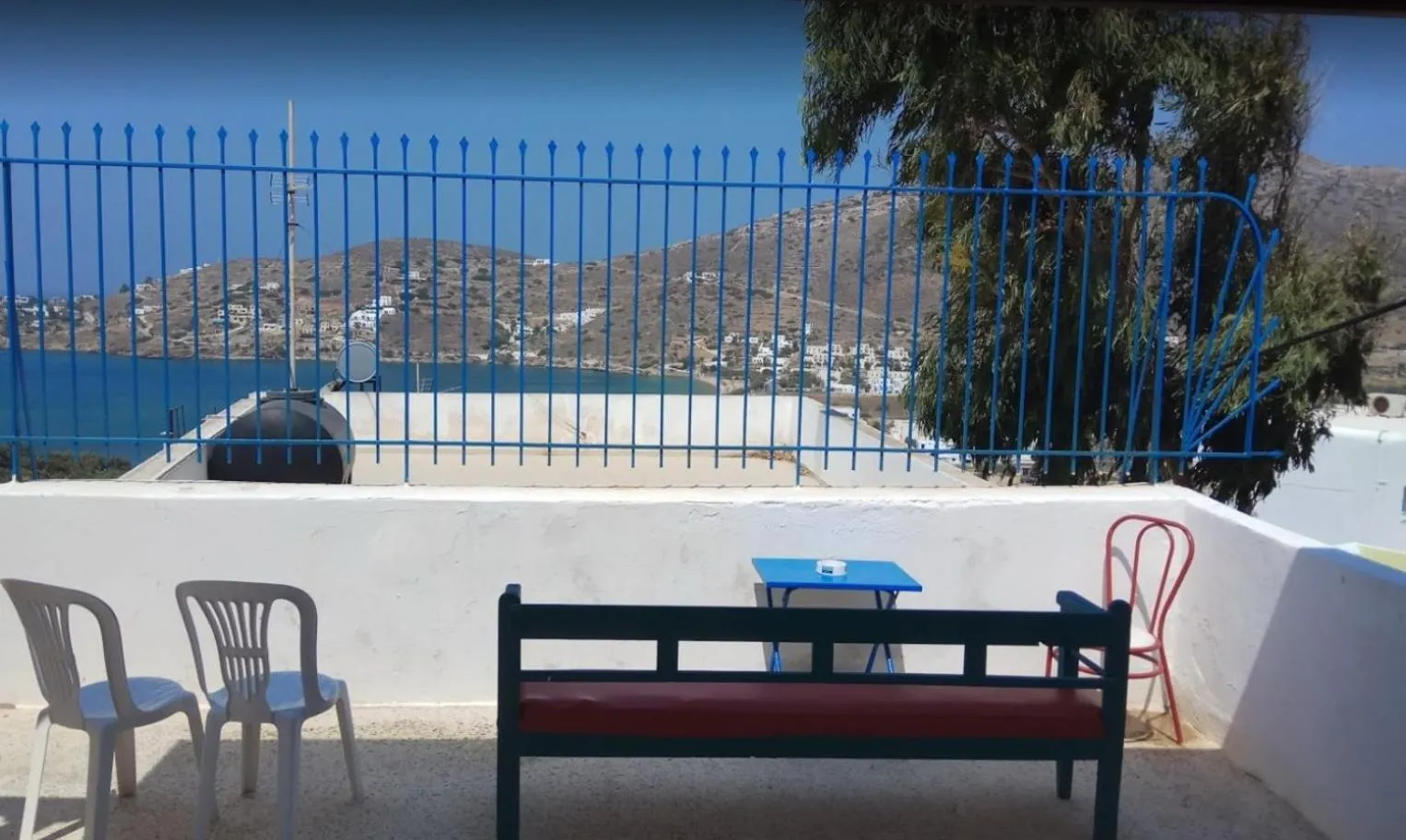 Communal lounge/ TV room in Grandma Vasiliki Rooms To Let
