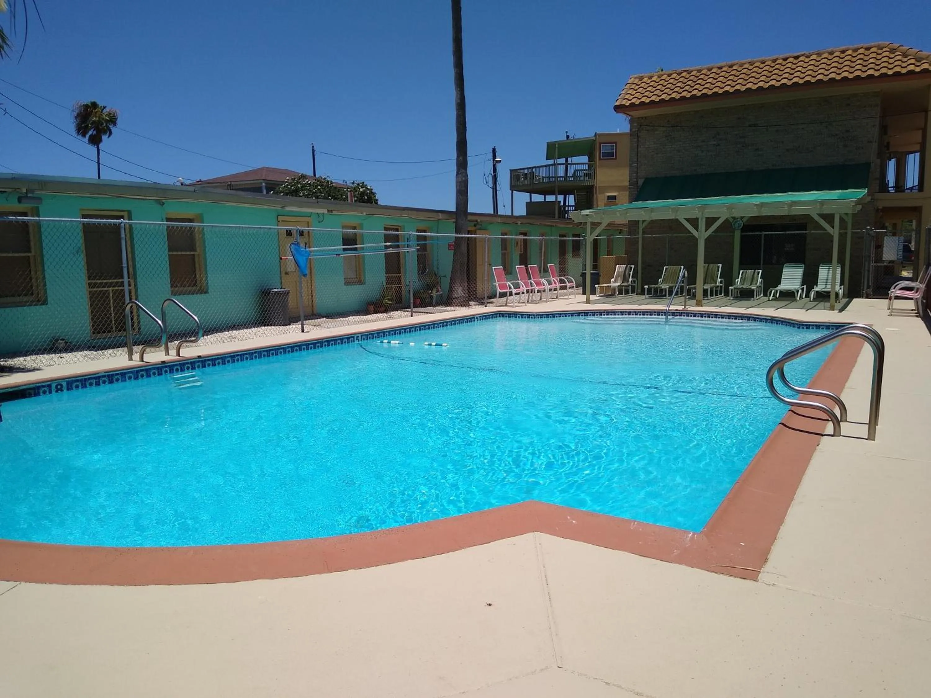 Swimming pool in Southwind Inn