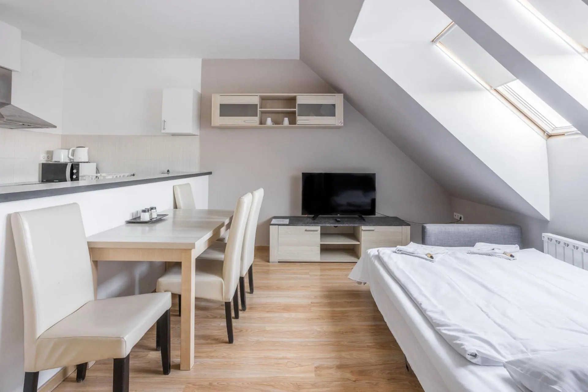 TV and multimedia in Corvin Plaza Apartments & Suites