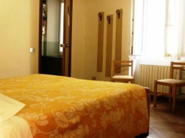 Day, Bed in Albergo Corona