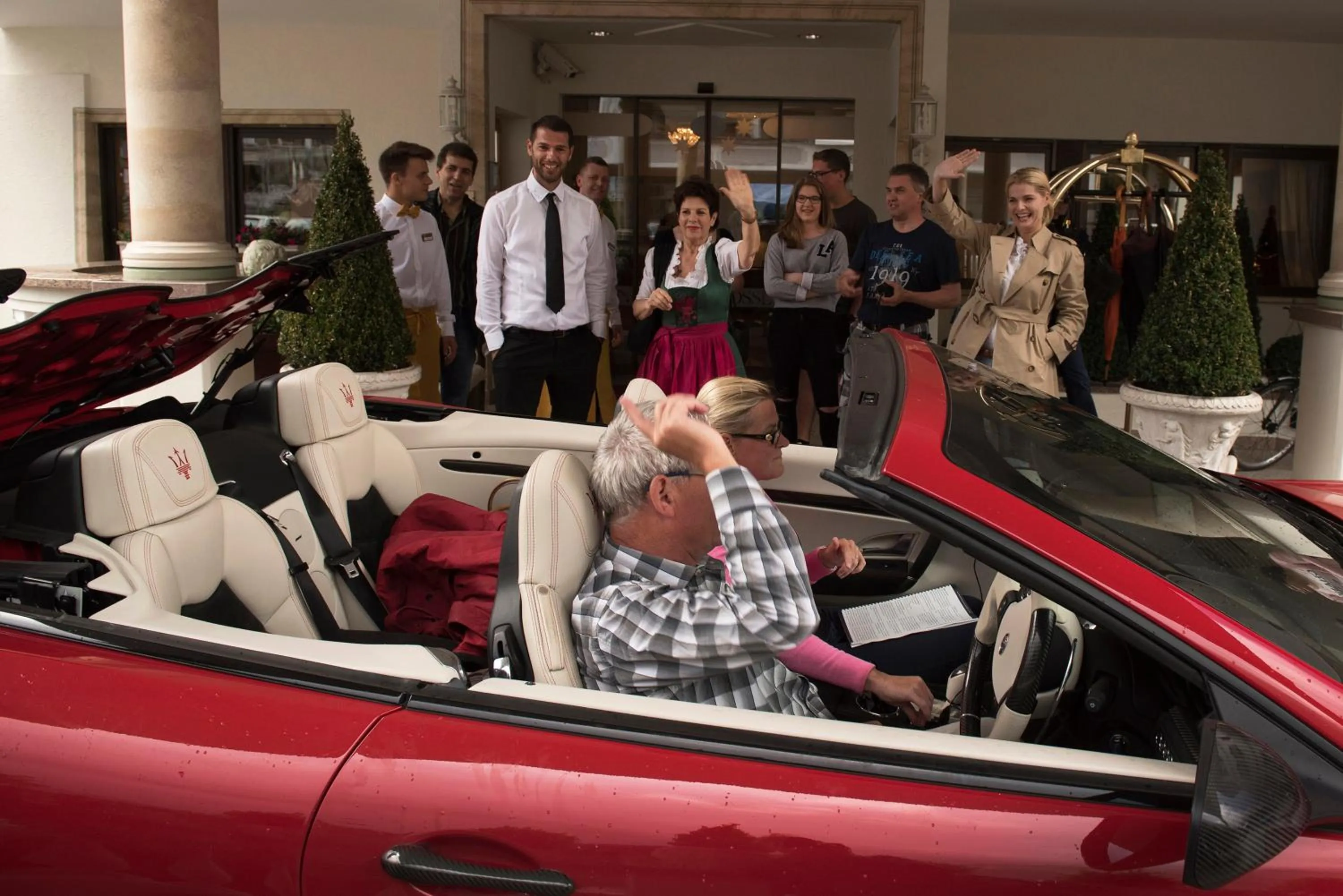 group of guests in Hotel Rössl