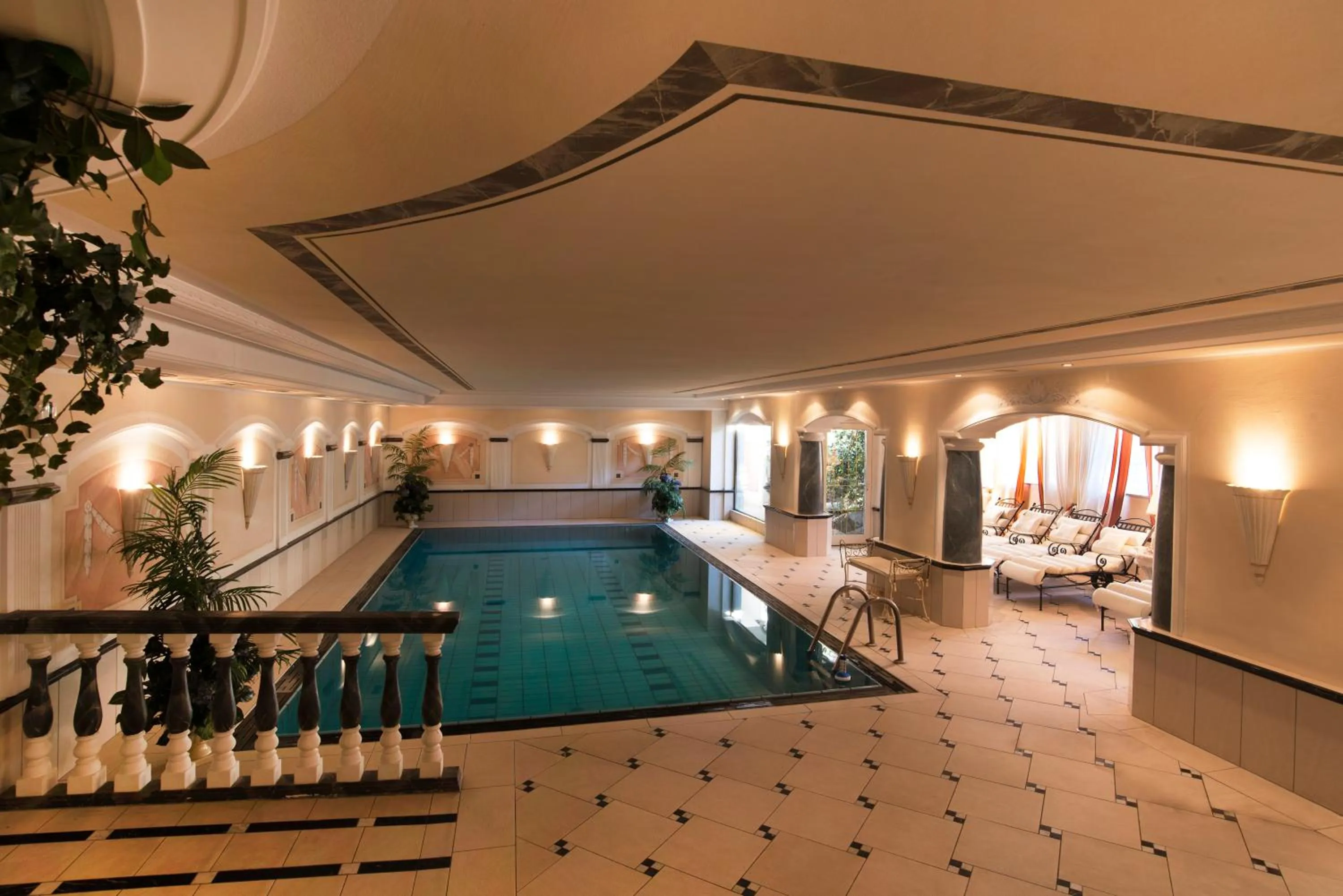 Swimming pool in Hotel Rössl