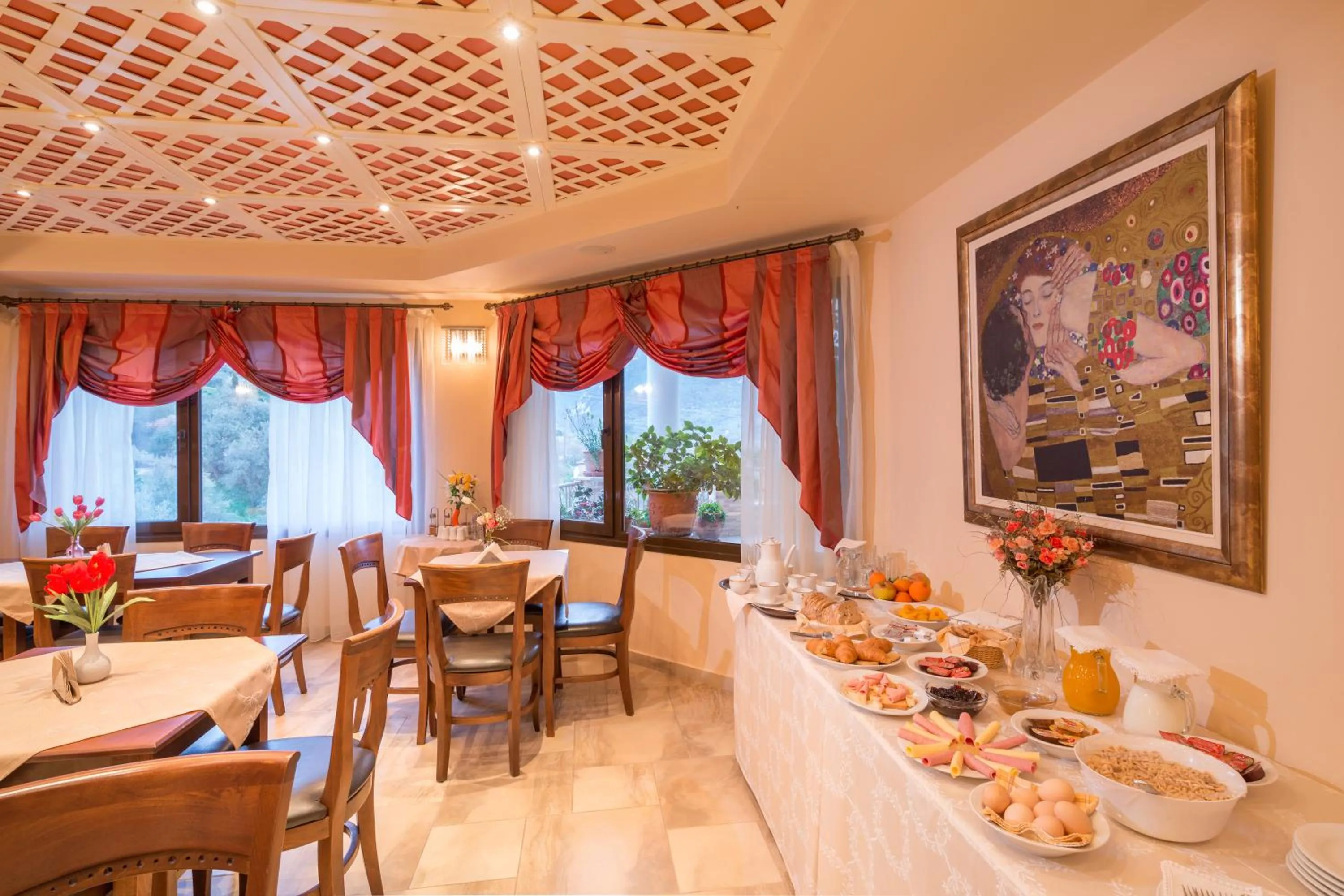 Restaurant/places to eat in Hotel Eirini