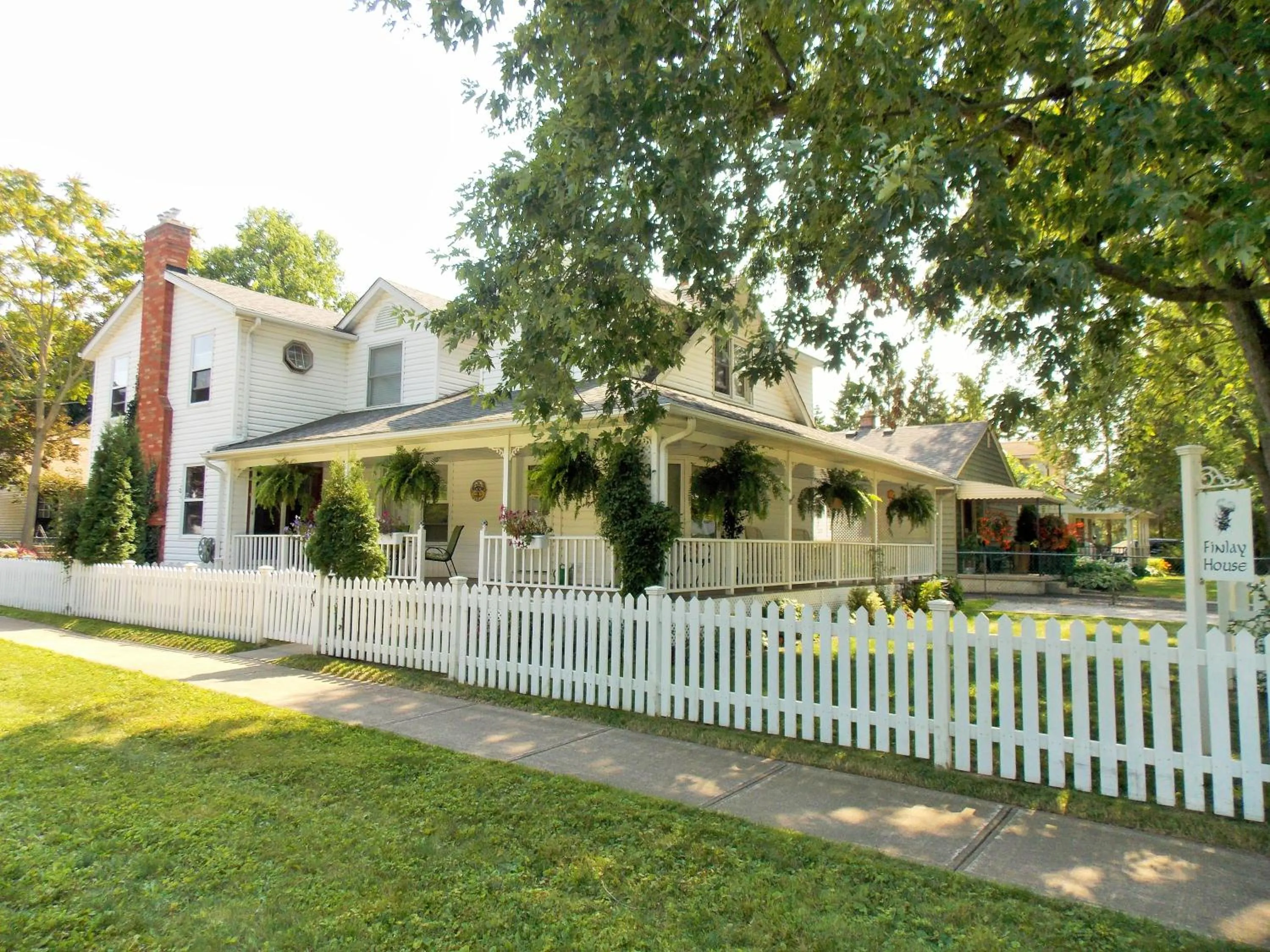Property building in Finlay House Bed and Breakfast Niagara - on - the - Lake