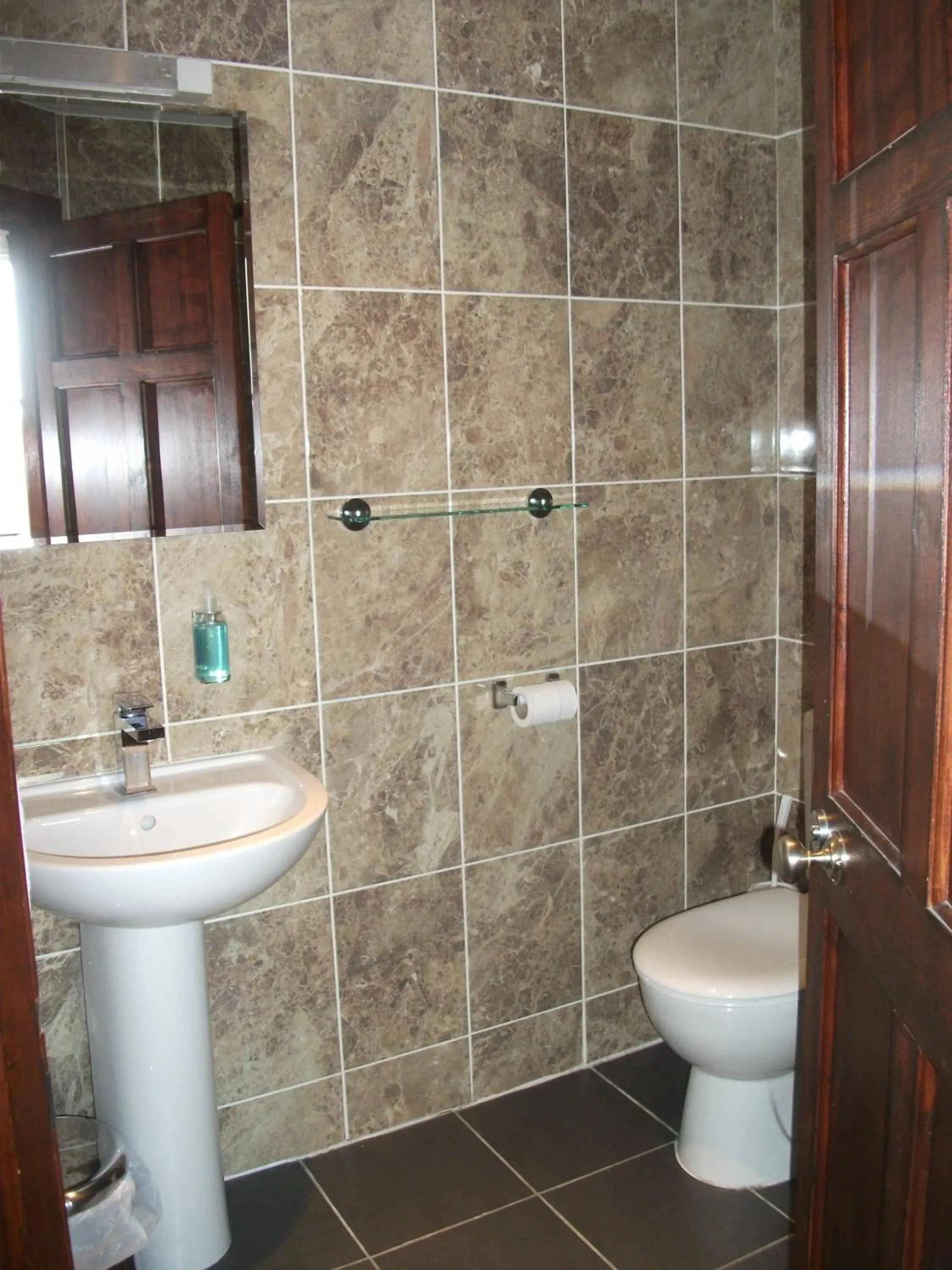 Bathroom in Edinburgh House Hotel